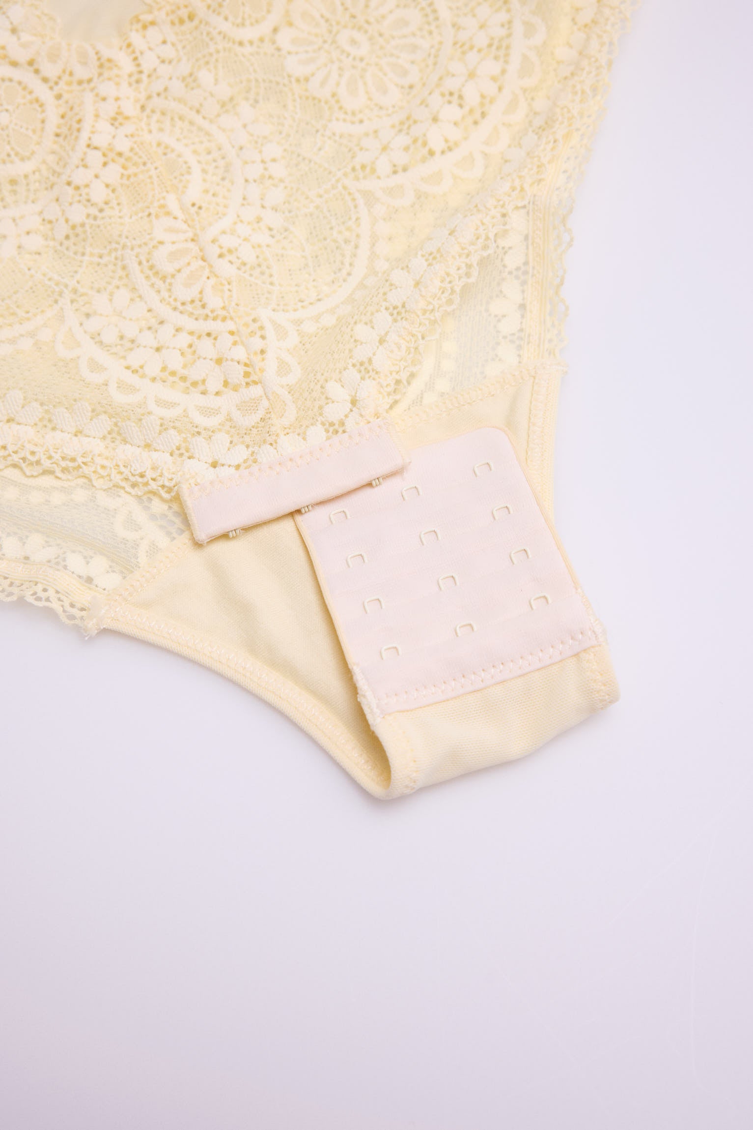 10808-4-body-con-encaje-amarillo-sunkissed-paula-echevarria