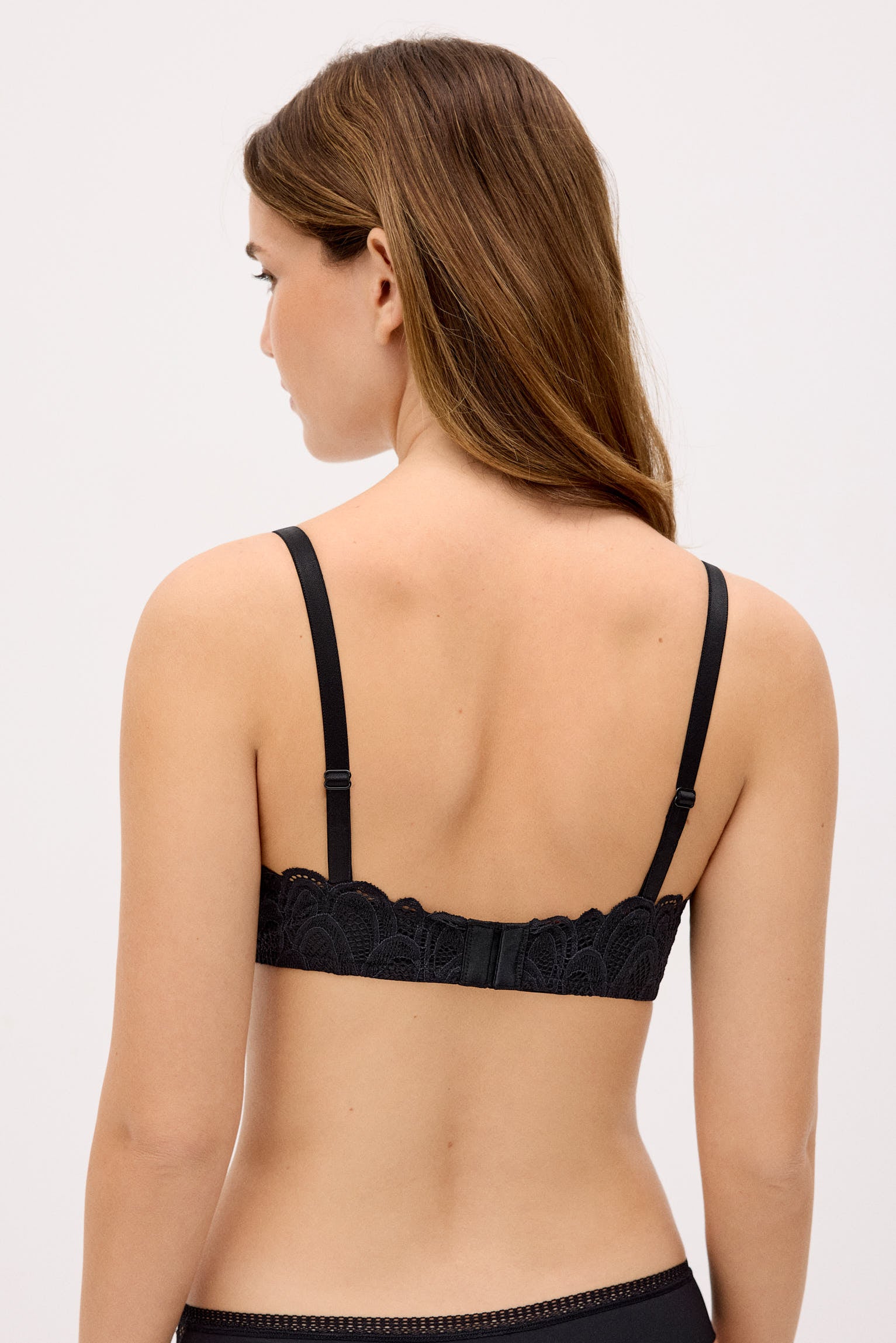 10811-2-sujetador-sin-aro-con-relleno-con-encaje-negro-vitamine-sea-paula-echevarria