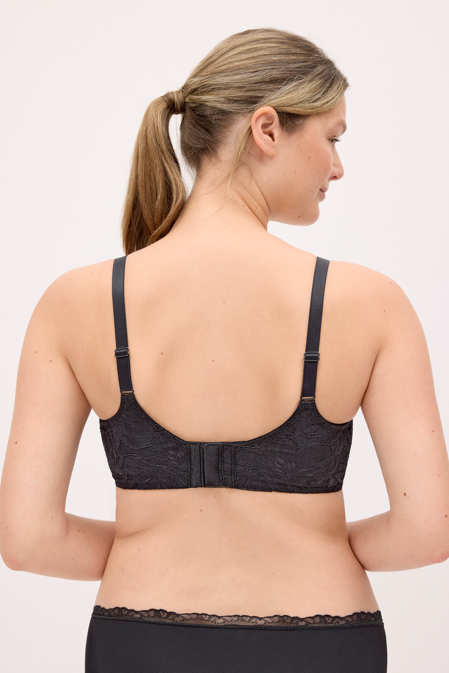 10815-2-sujetador-capacidad-con-aro-sin-relleno-detalles-encaje-negro-nostalgia-breeze-paula-echevarria