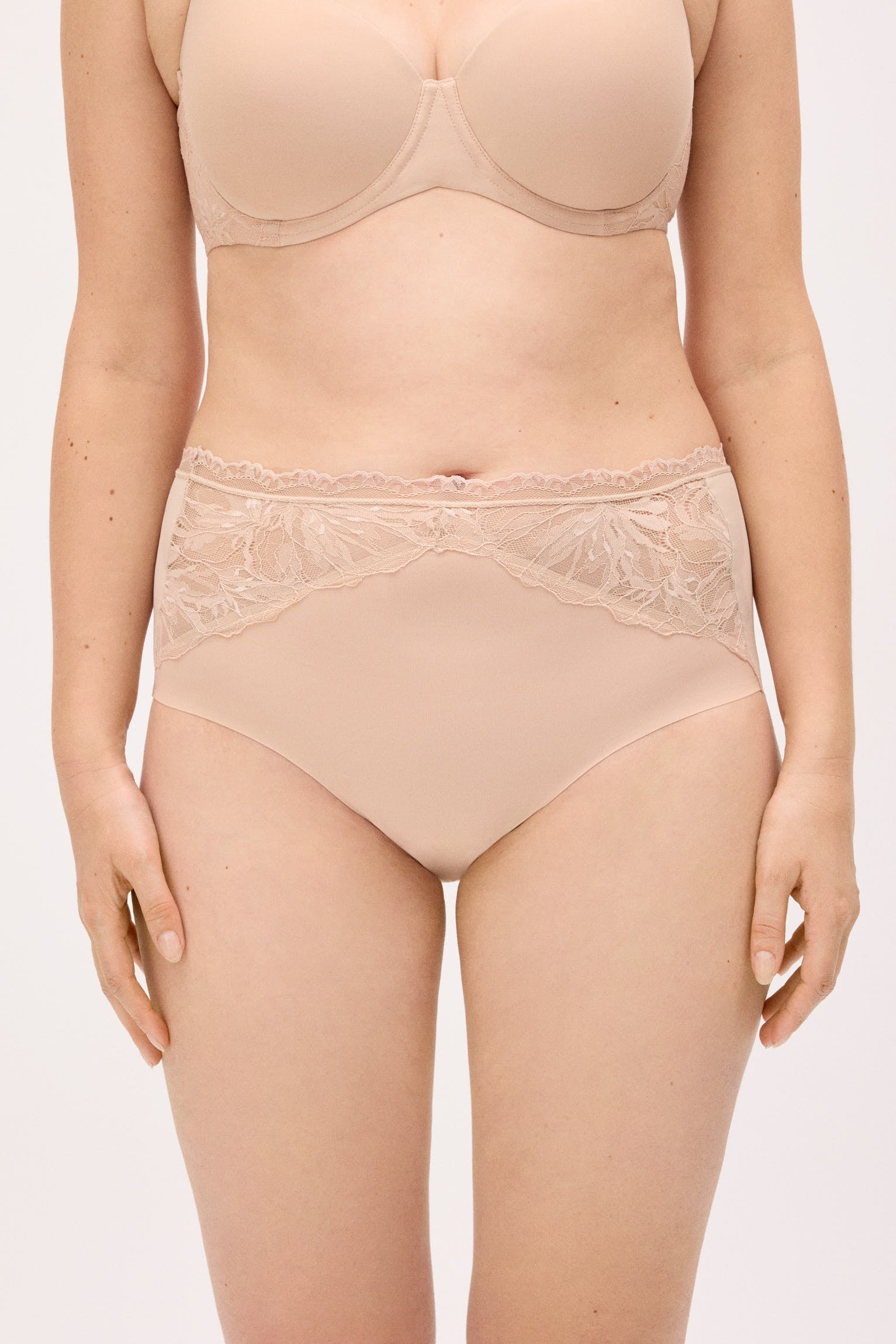 10819-1-braga-alta-detalles-encaje-nude-nostalgia-breeze-paula-echevarria