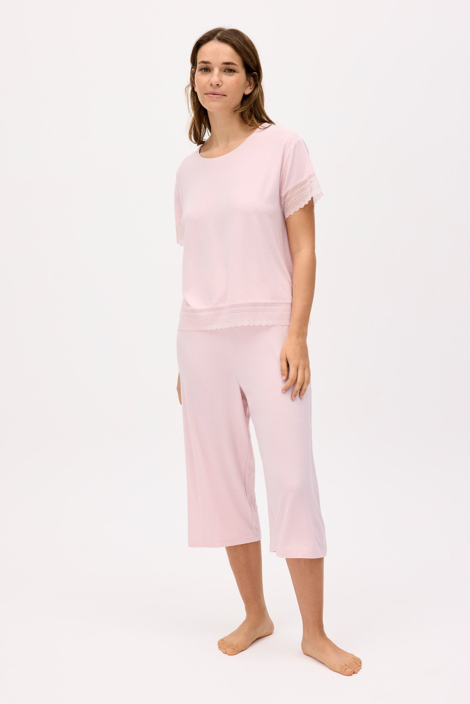 10821-1-pijama-ligero-camiseta-manga-corta-pantalon-capri-ancho-rosa-paula-echevarria