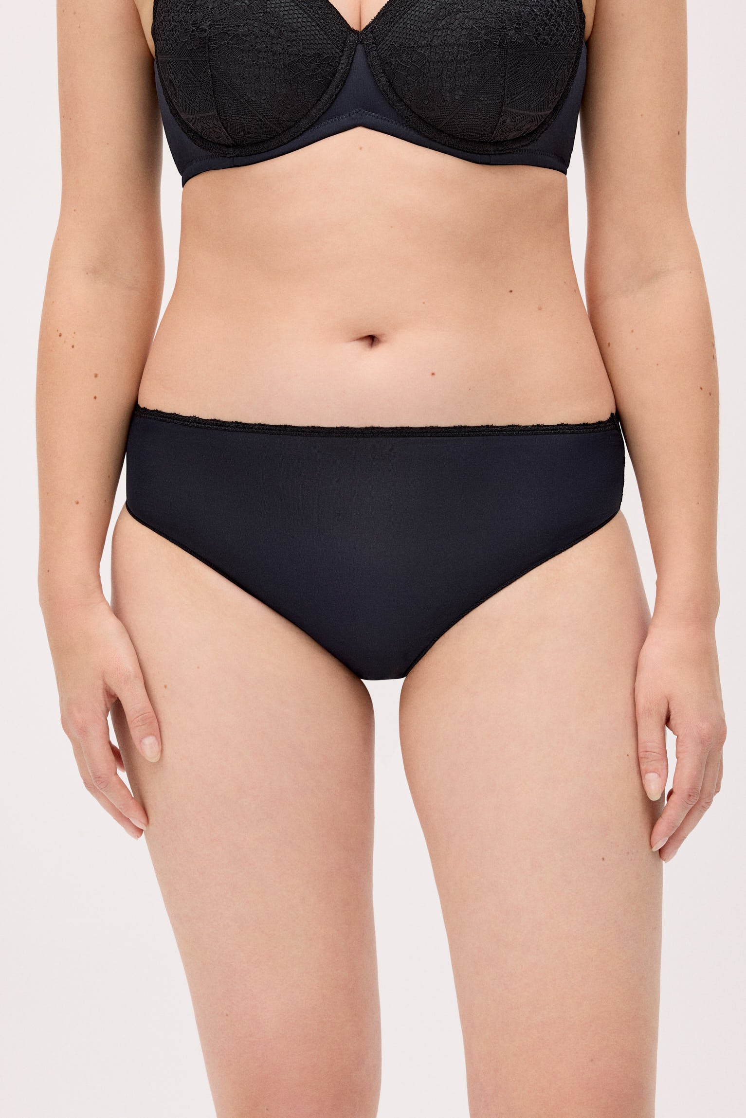 10833-1-braga-midi-encaje-negro-special-you-paula-echevarria