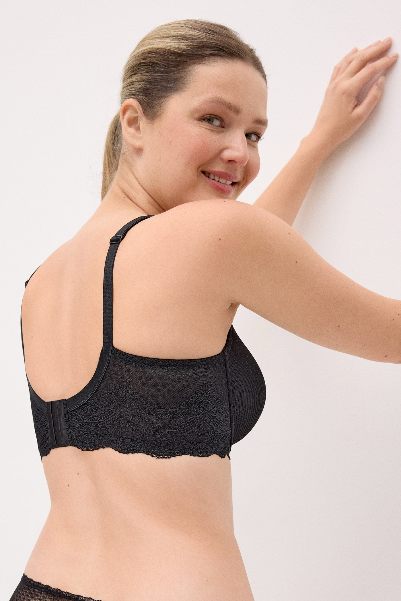 Underwire bra with black plumeti padding