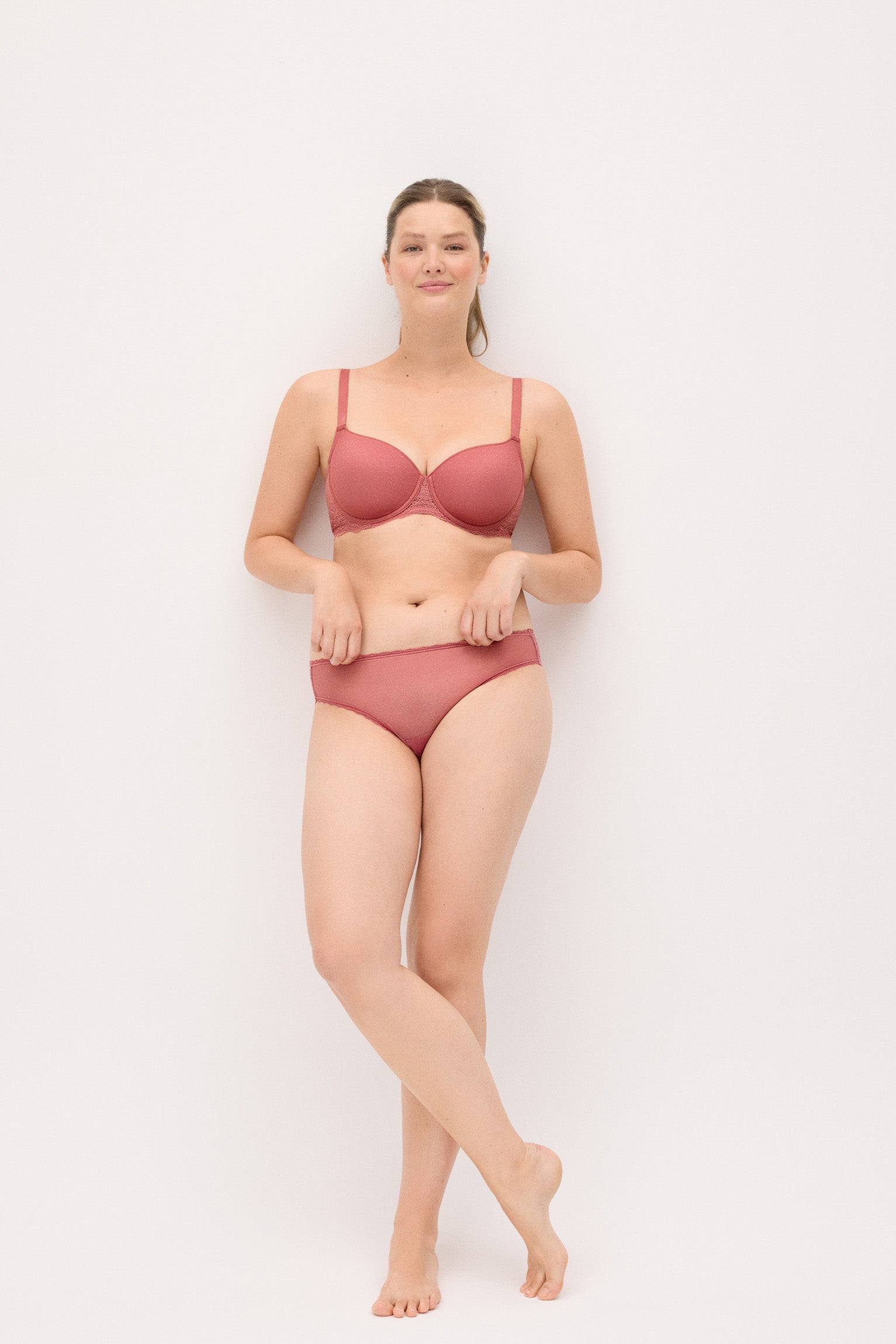 Full-coverage underwire bra with pink plumeti padding