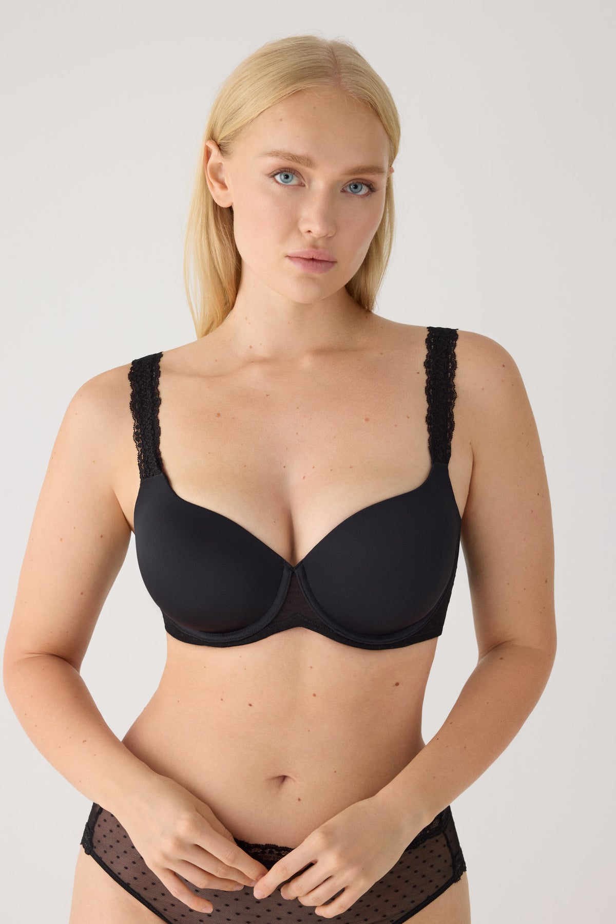Black lace full-cup underwired padded bra | Paula Echevarria