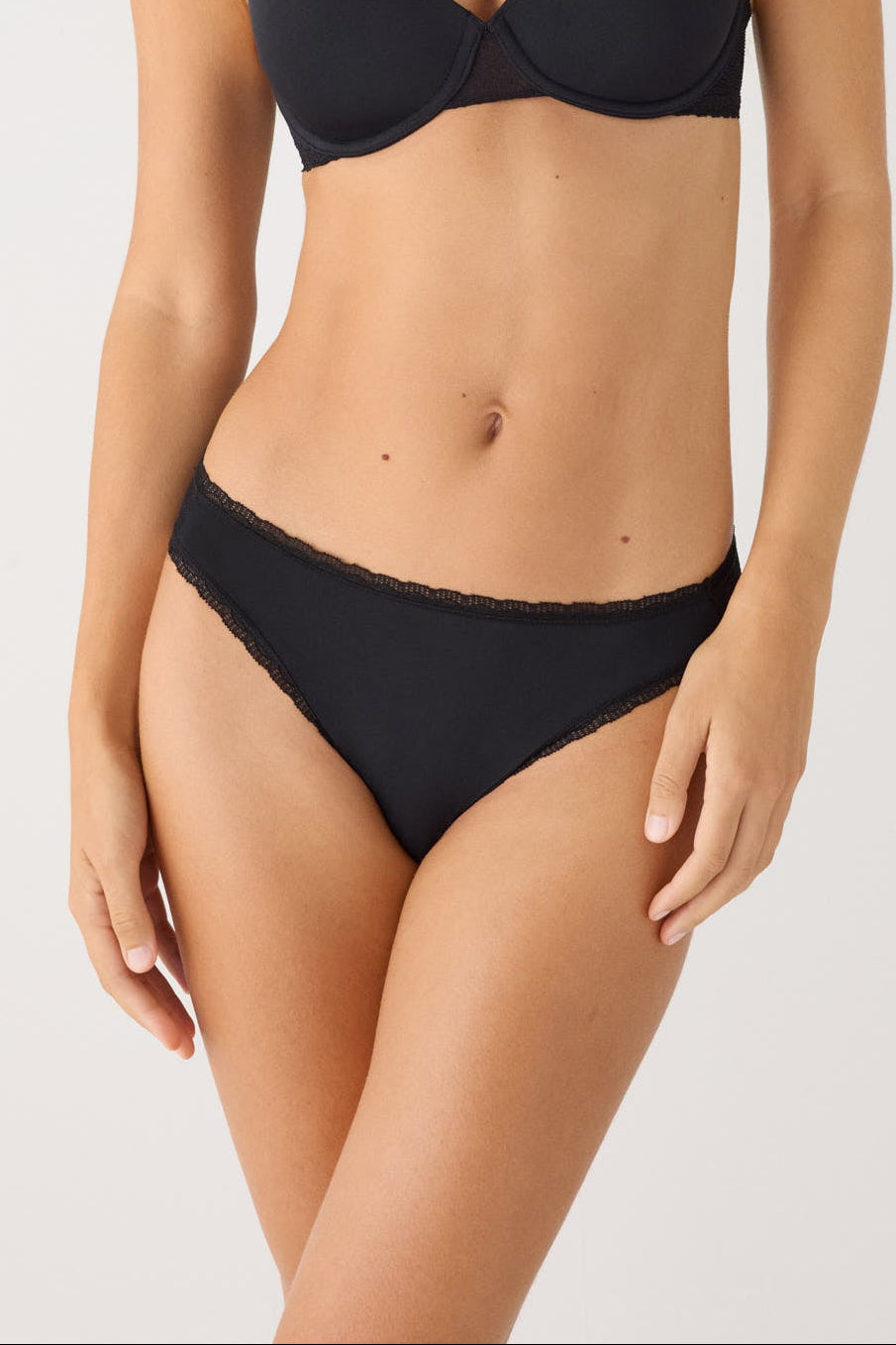 Black textured underwired padded bra and mini briefs set