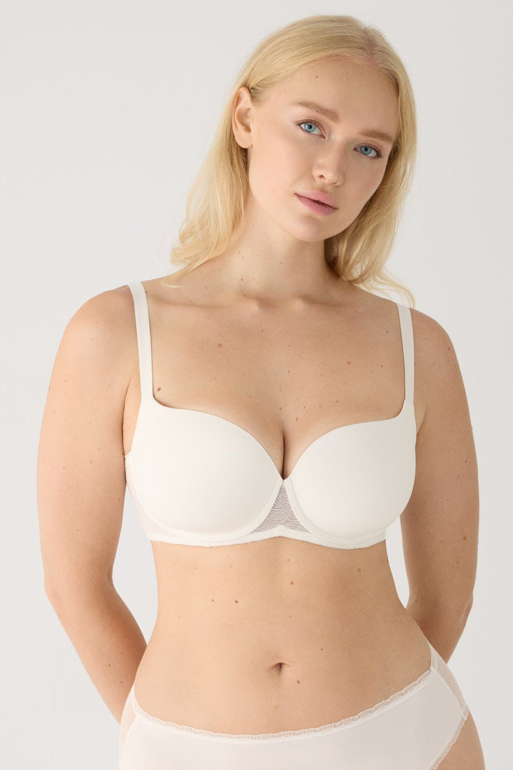 Ivory full-cup underwired padded bra with textured band
