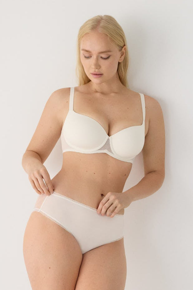 Ivory full-cup underwired padded bra with textured band