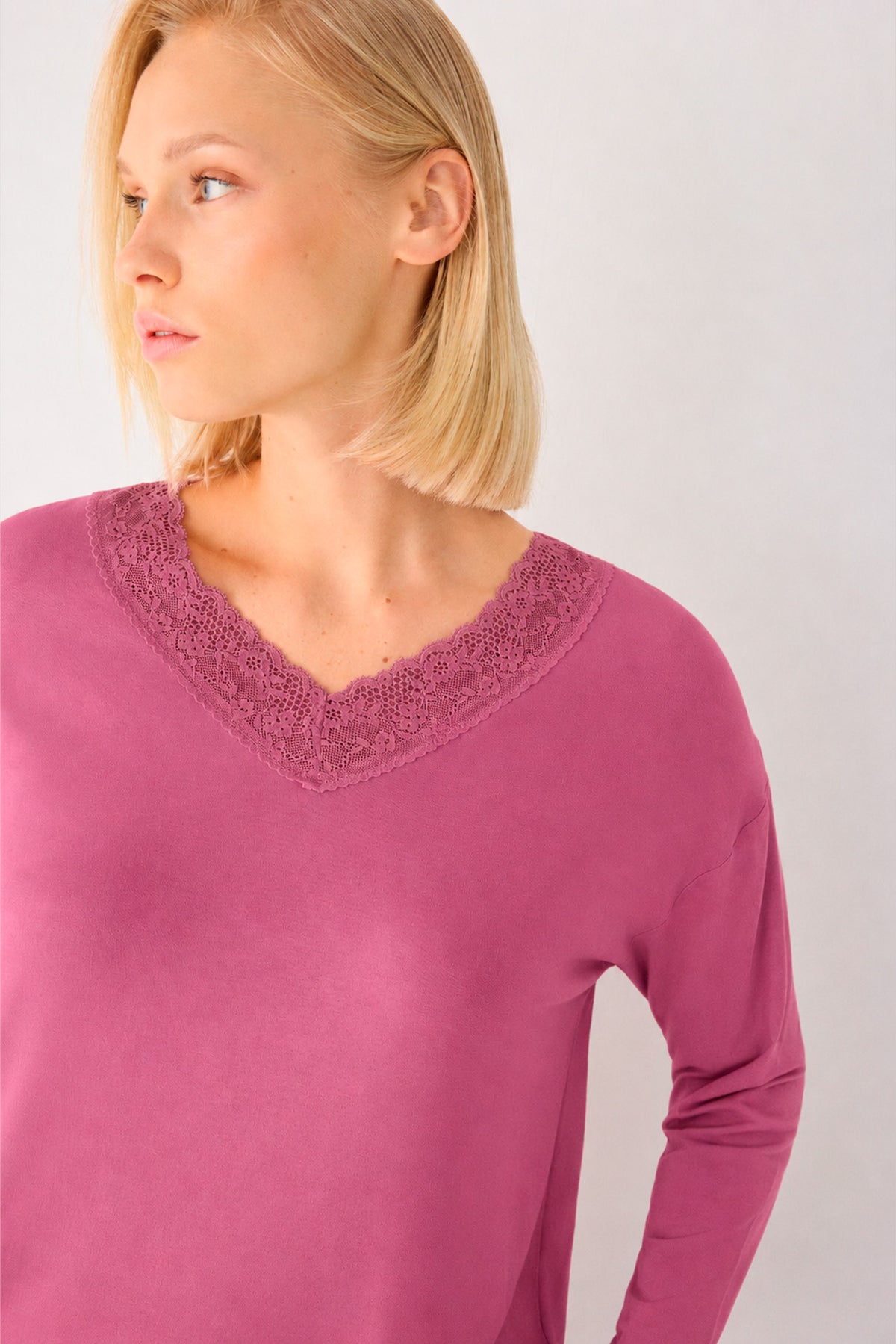 Lightweight soft women's long pyjamas with pink wide-leg trousers