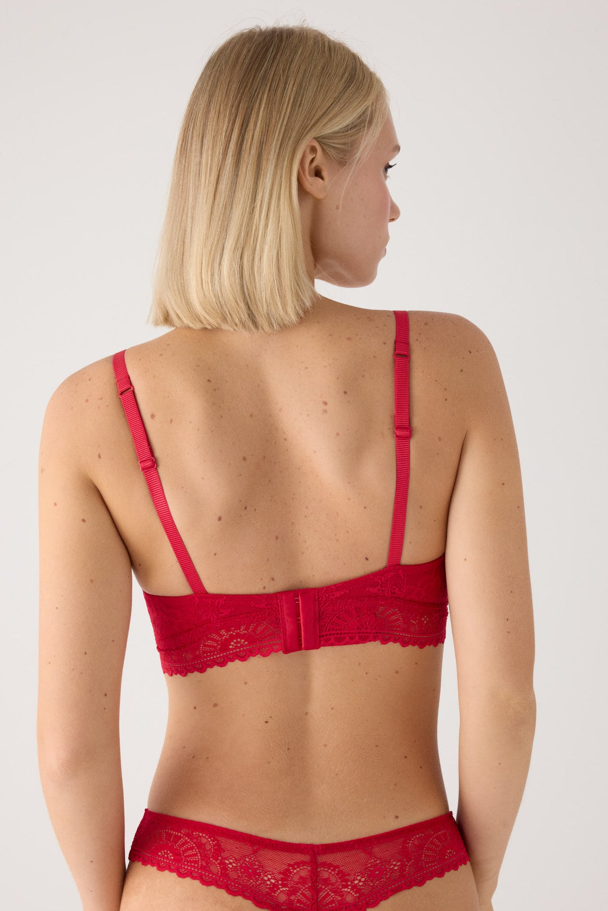 Red lace padded wireless bralette | Paula Echevarría