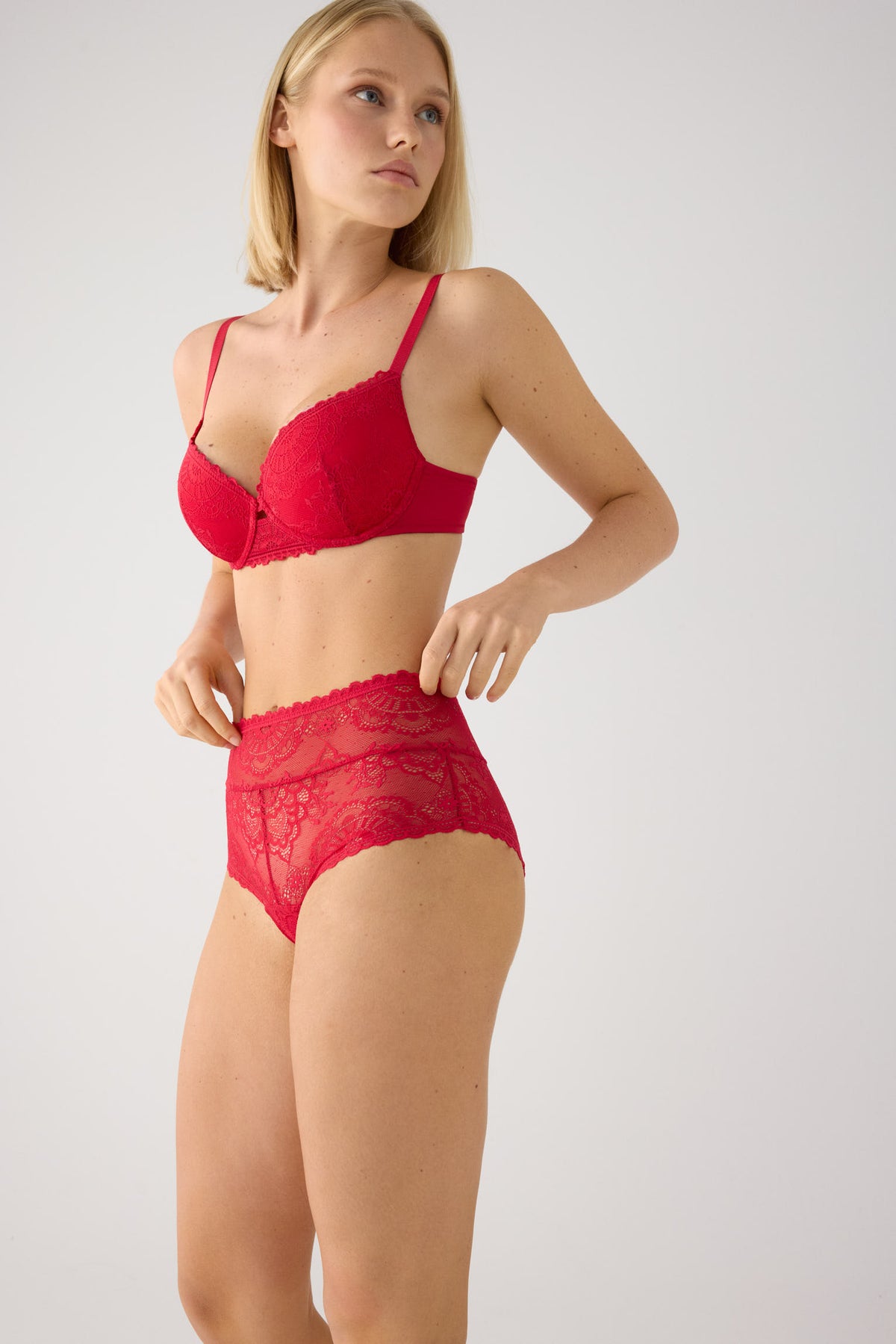 High-waist briefs lace red