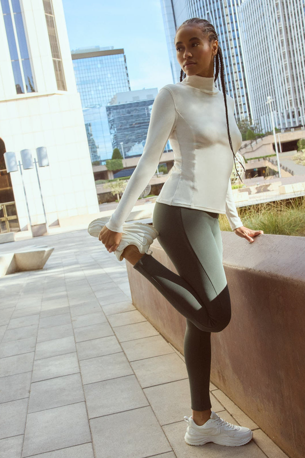 THERMAL Women's ivory sports top with mock neck
