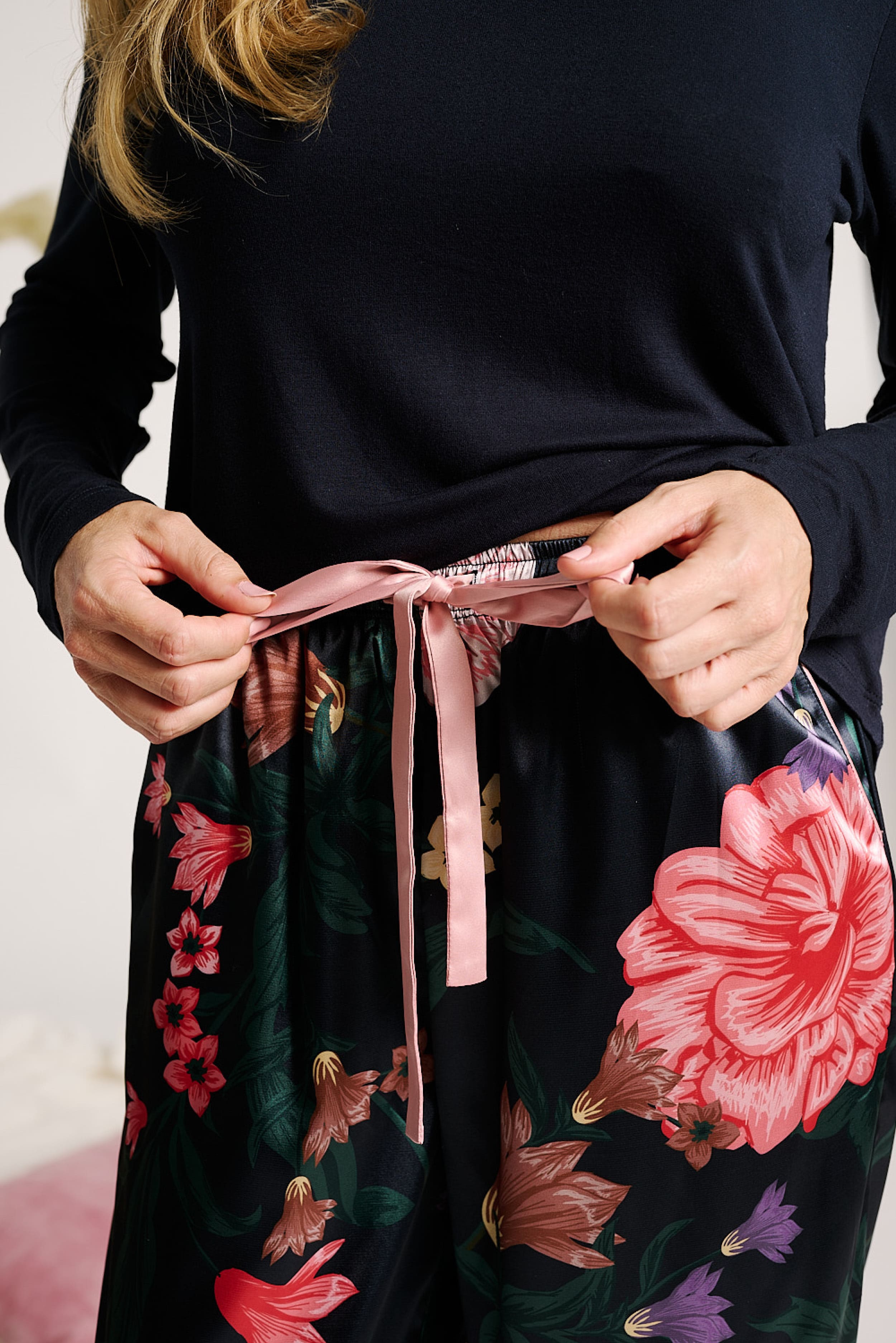 12011008-3-pijama-pantalon-satinado-estampado-flores