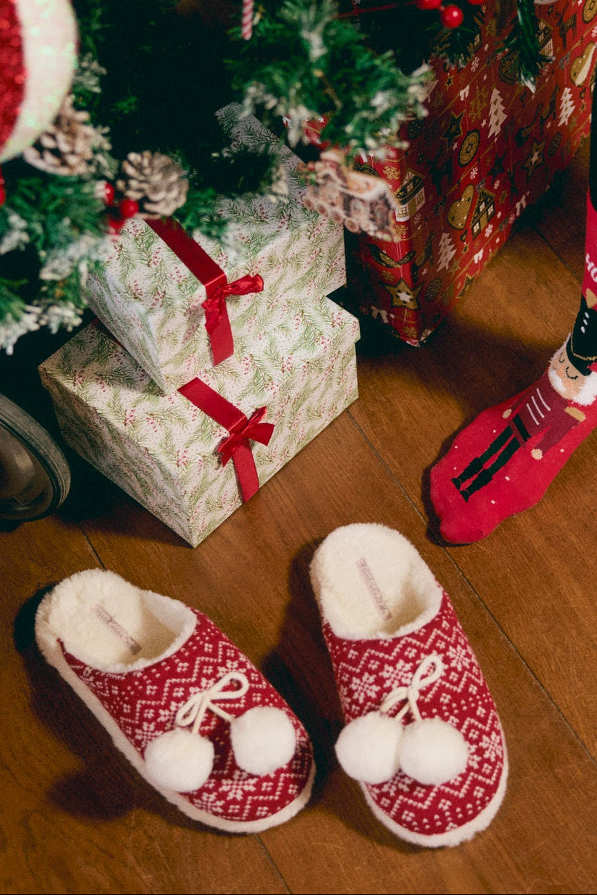 Women's Christmas slippers with pompoms