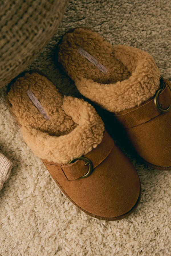 House slippers with buckle and sheepskin