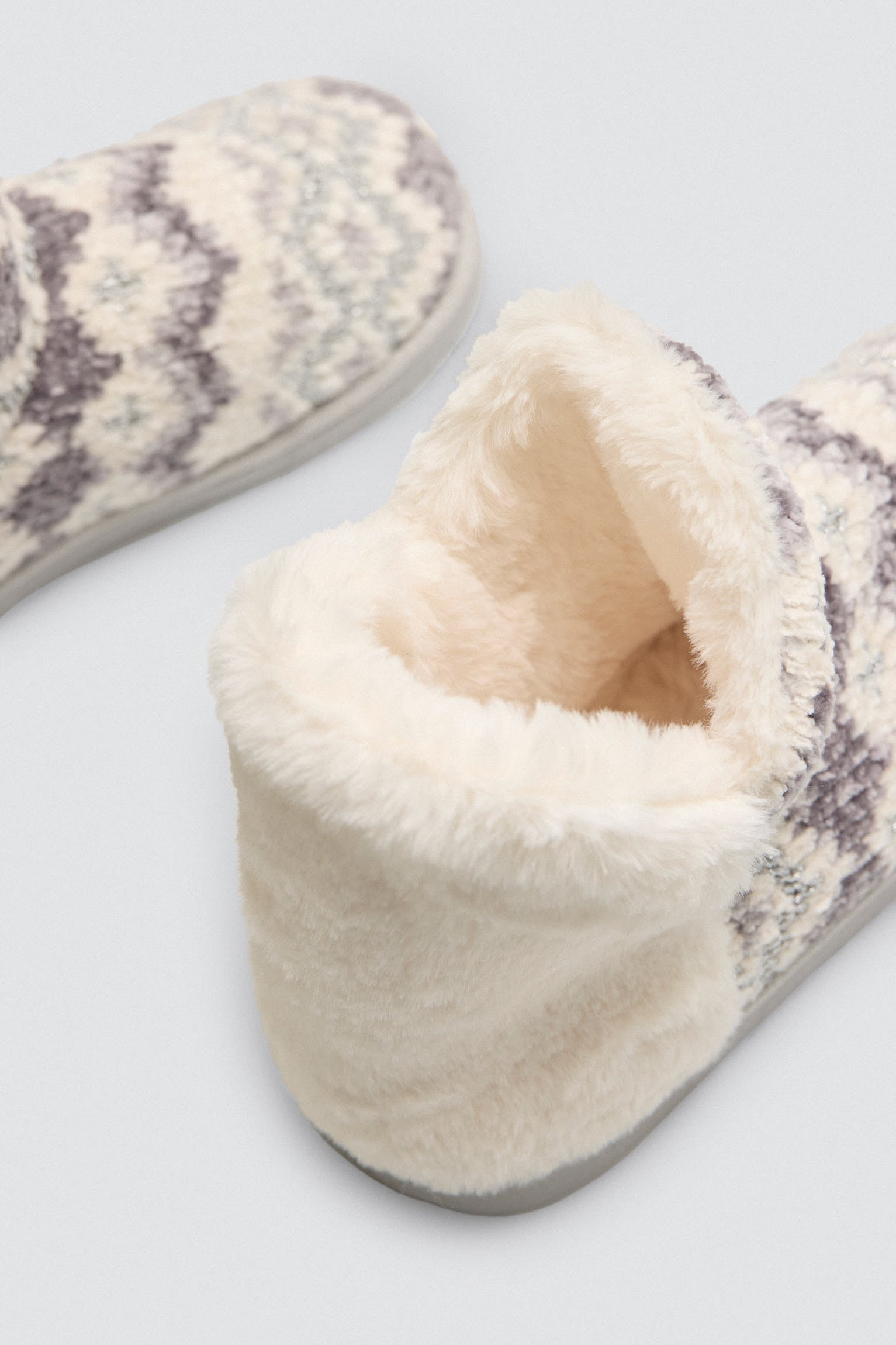 14164-4-botas-de-casa-detalle-pelo-estampado-etnico