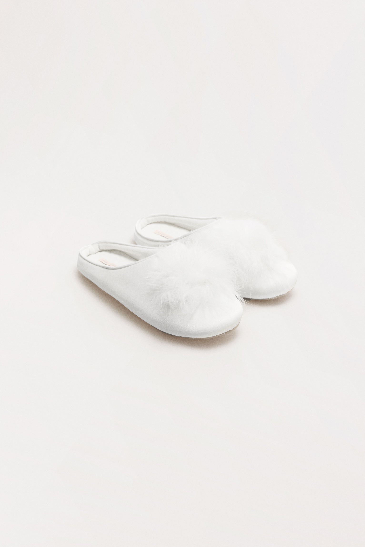 14176-1-zapatillas-de-casa-plumas-marabu-novia-blanco-paula-echevarria