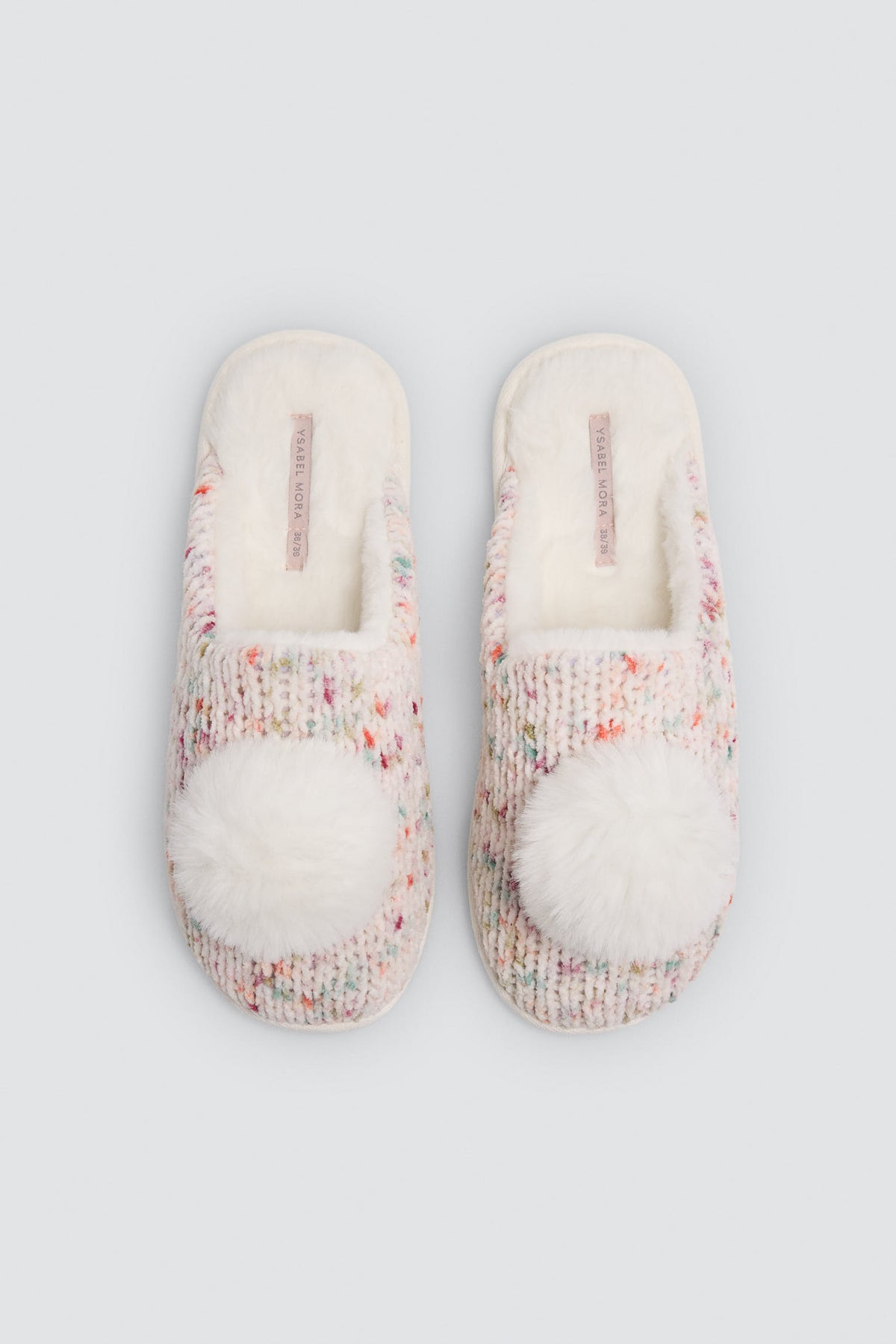 14202-zapatillas-de-casa-mujer-cerradas-con-pelo-y-hebilla-grises