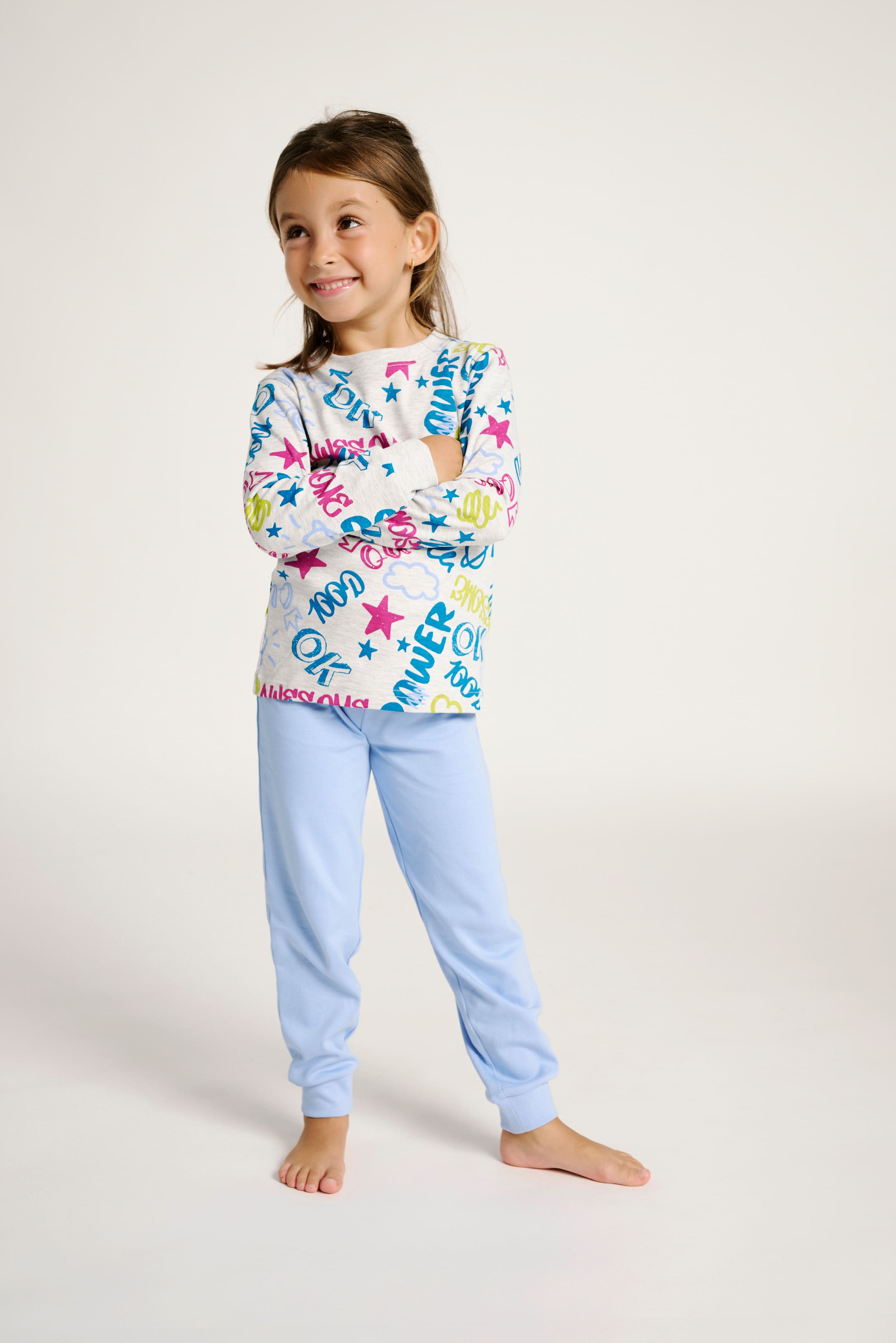 18011008-1-pijama-juvenil-estampado-palabras-multicolor