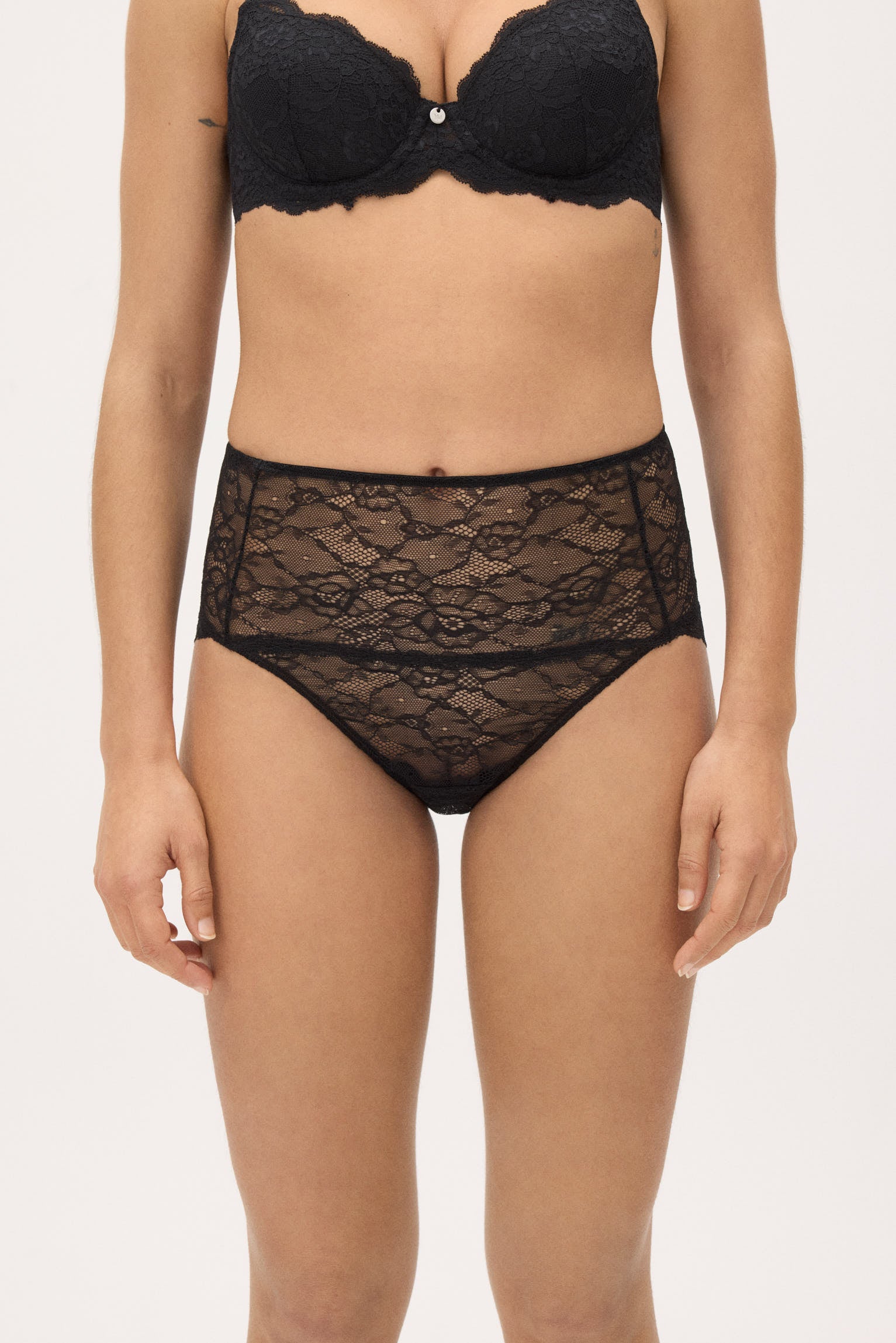 braga-alta-encaje-negra-ysabel-mora