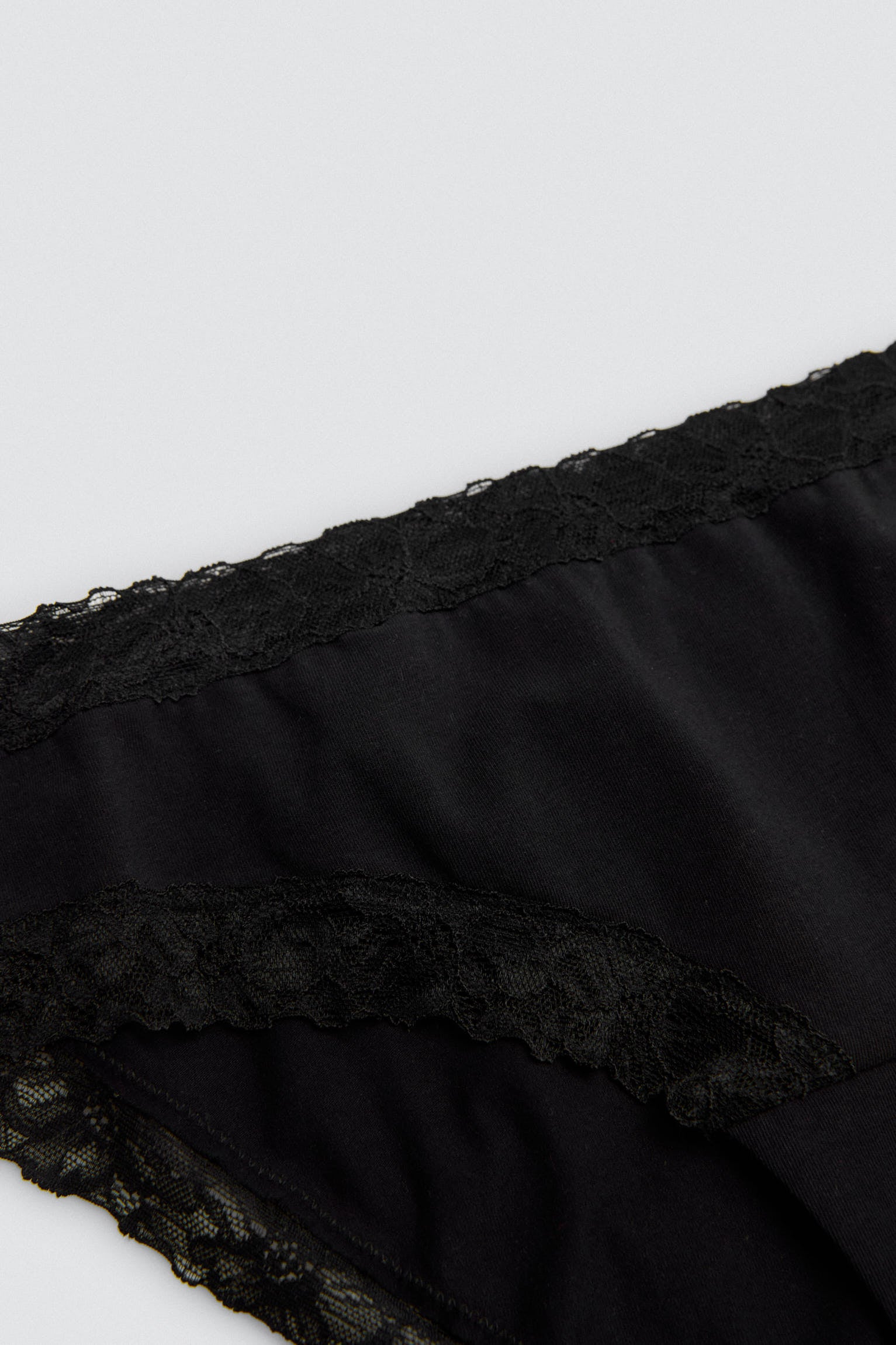 19478-5-braga-midi-detalles-encaje-negro