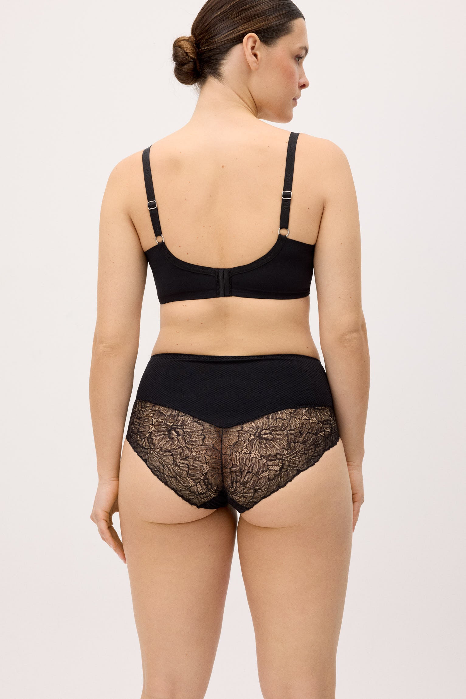 braga-alta-de-control-abdomen-compresion-ligera-con-encaje-negro-ysabel-mora