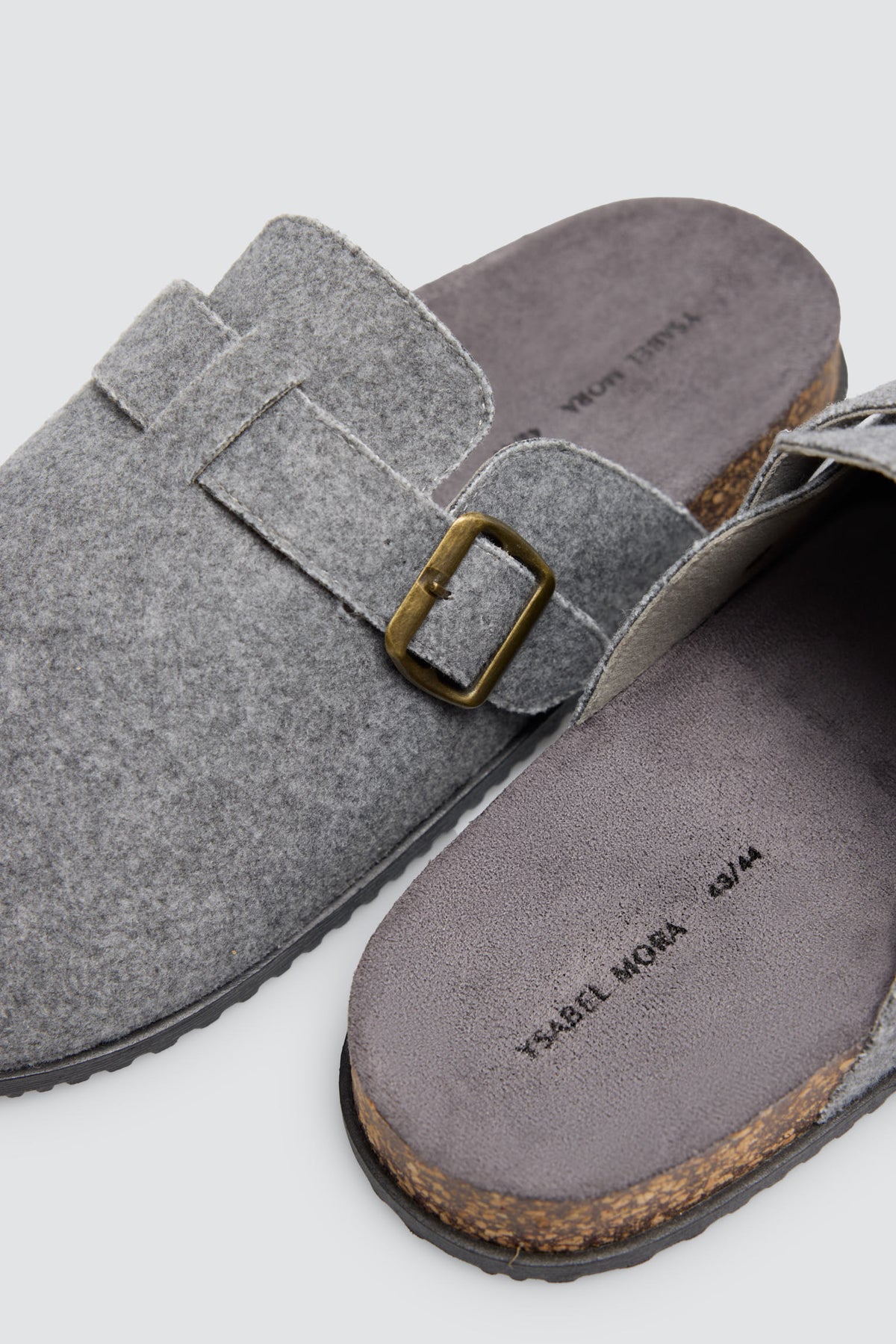 Zapatillas de casa tejido tipo fieltro con hebilla gris