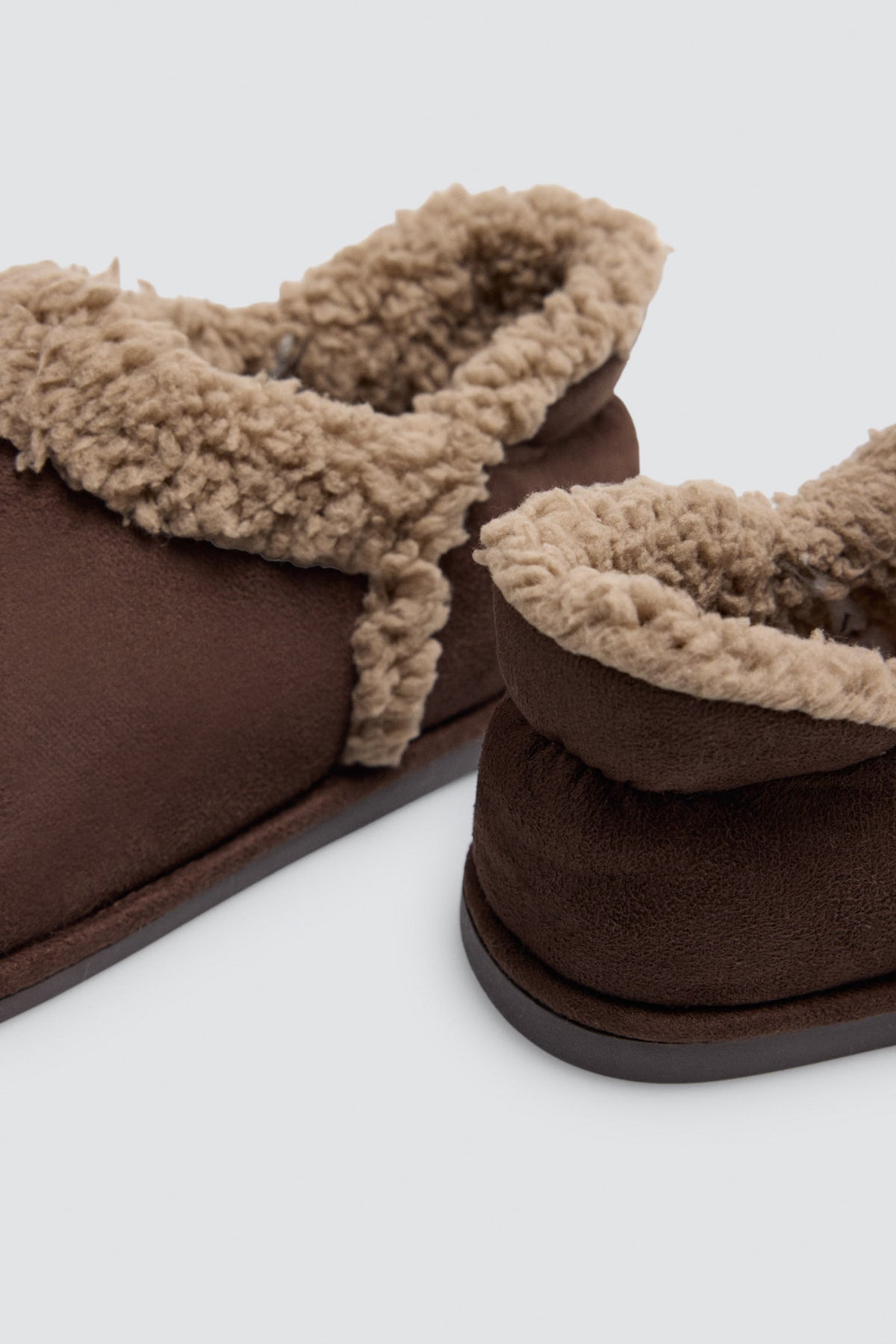 Botas de casa con borreguito marrón