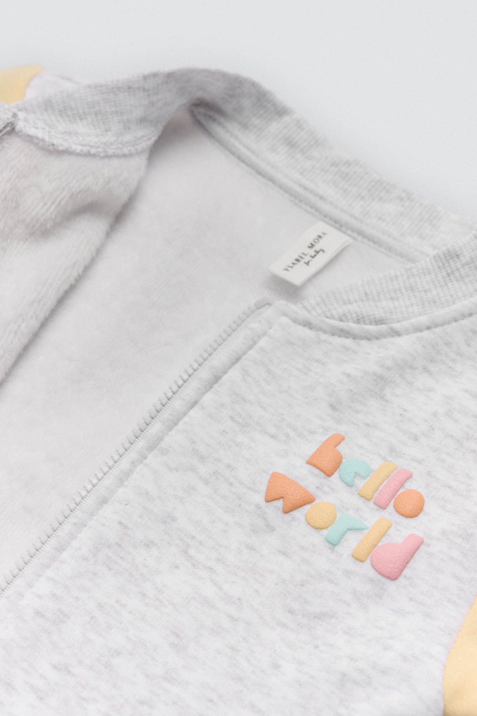 25614-5-conjunto-bebe-chaqueta-jogger-hello-world