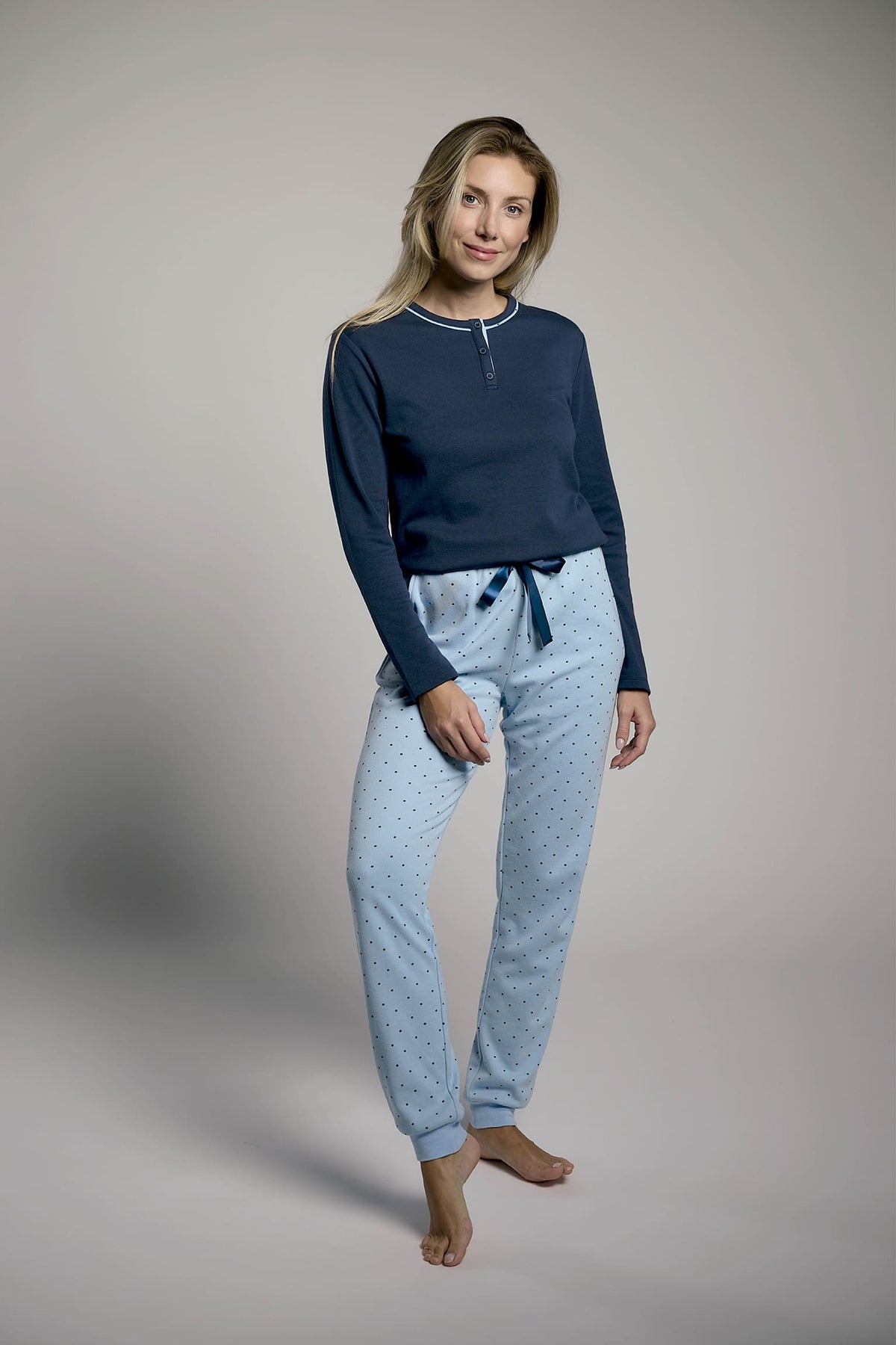 26203-pijama-largo-afelpado-mujer-estampado-lunares-azul