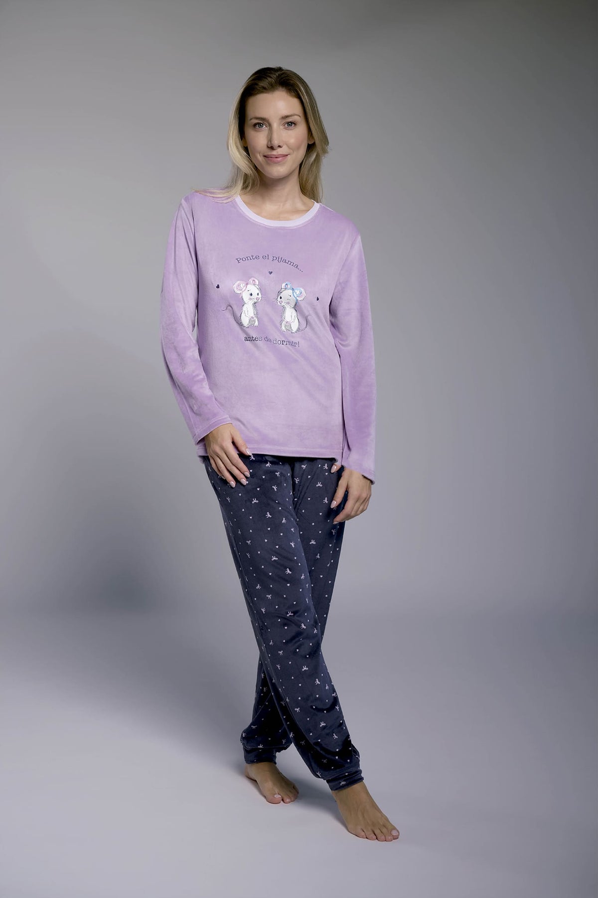 26228-pijama-largo-de-terciopelo-mujer-estampado-divertido