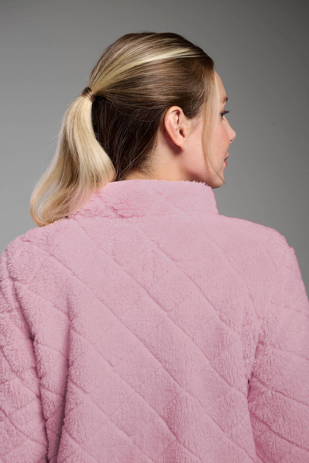 Bata corta polar de borreguito rosa para mujer con cremallera, diseño suave y cómodo para los meses fríos.