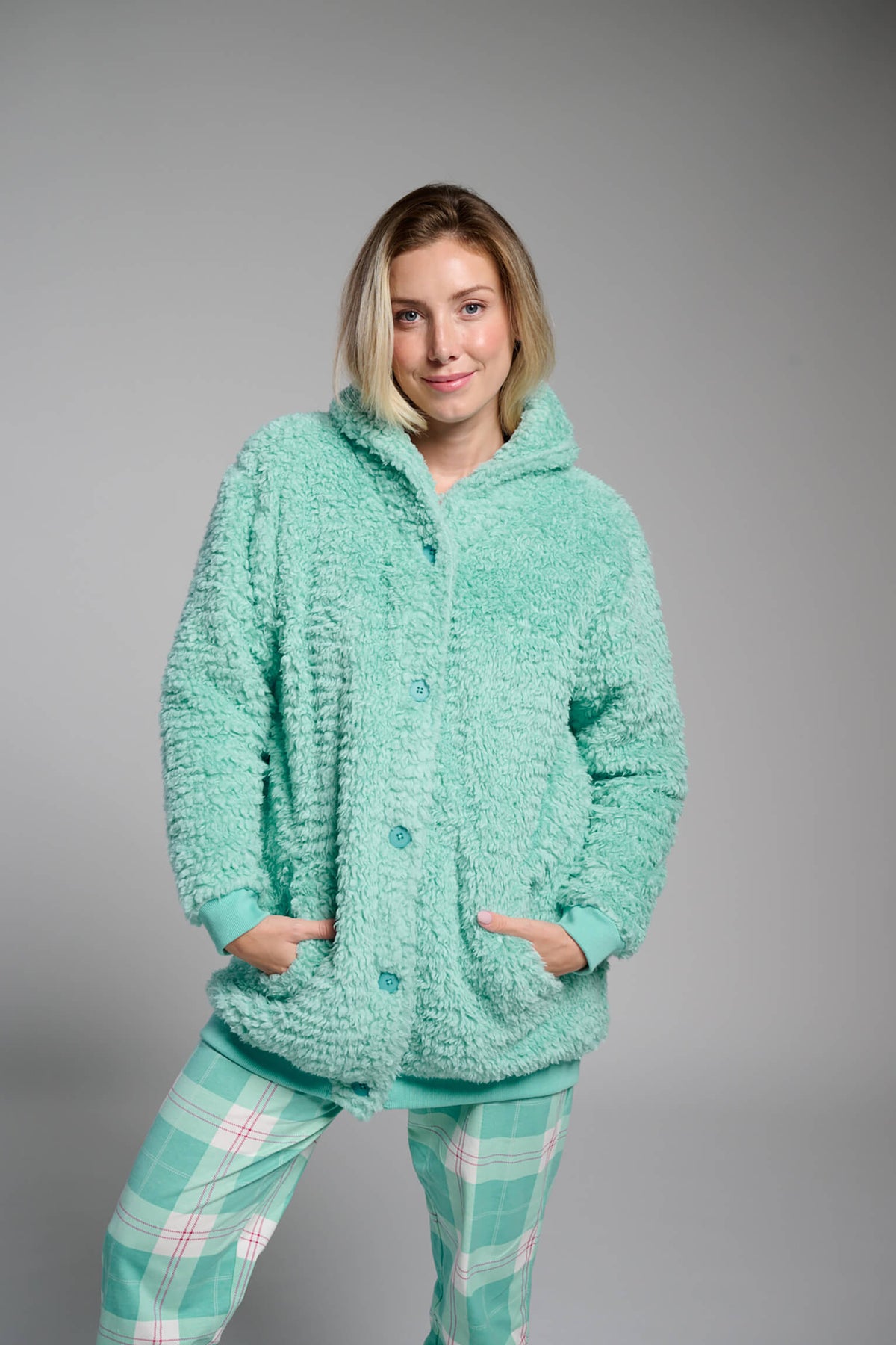 Bata corta polar de borreguito verde para mujer con botones, homewear cálido y confortable para estar en casa.