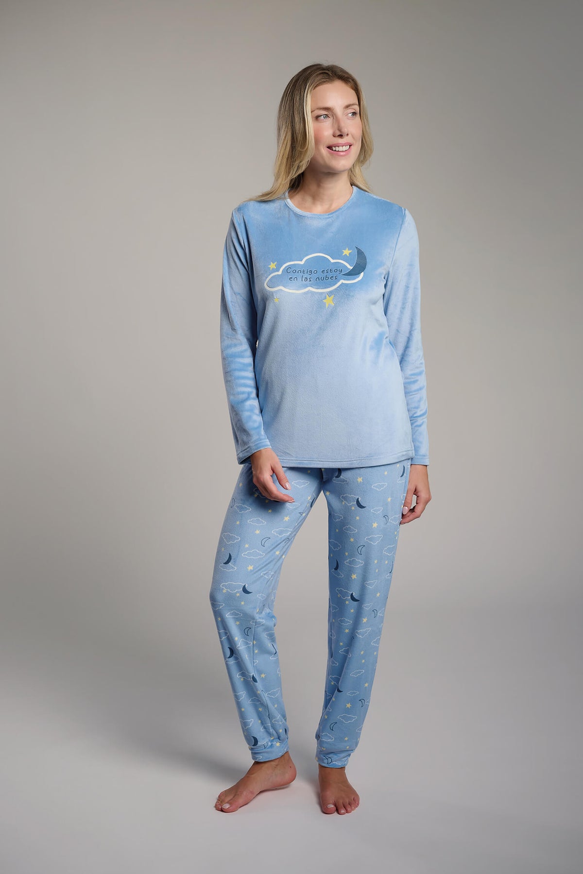 26259-pijama-largo-de-terciopelo-mujer-azul-estampado-noche