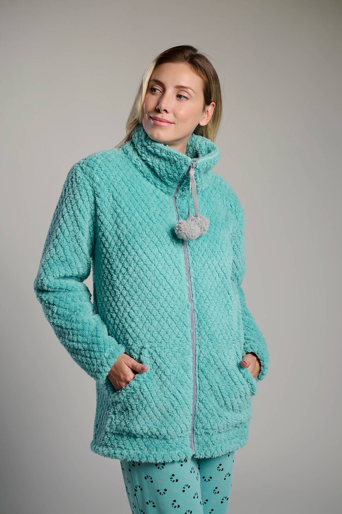 Bata corta polar de borreguito verde para mujer con detalle de pompones, ropa de casa cálida para otoño e invierno.