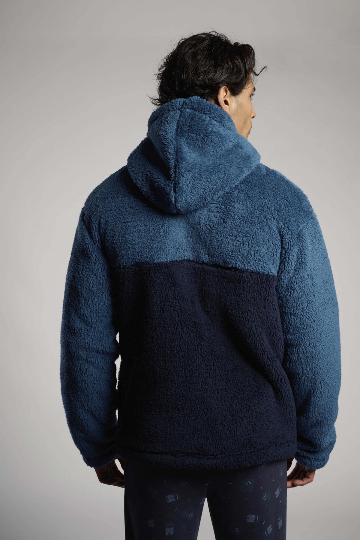 Men's short two-tone sherpa fleece hooded robe with zip fastening