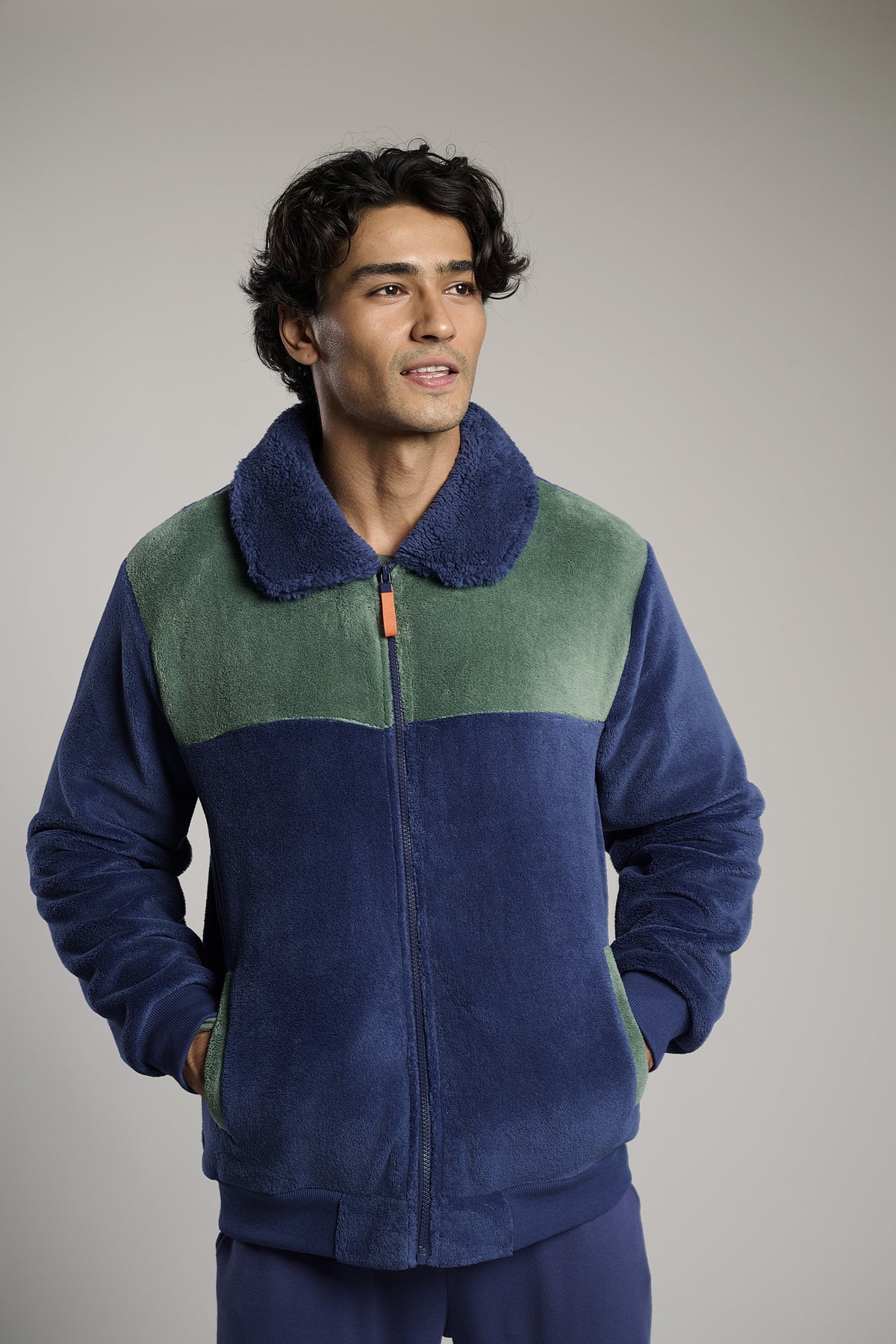 Men's short two-tone sherpa and coral fleece robe with zip fastening