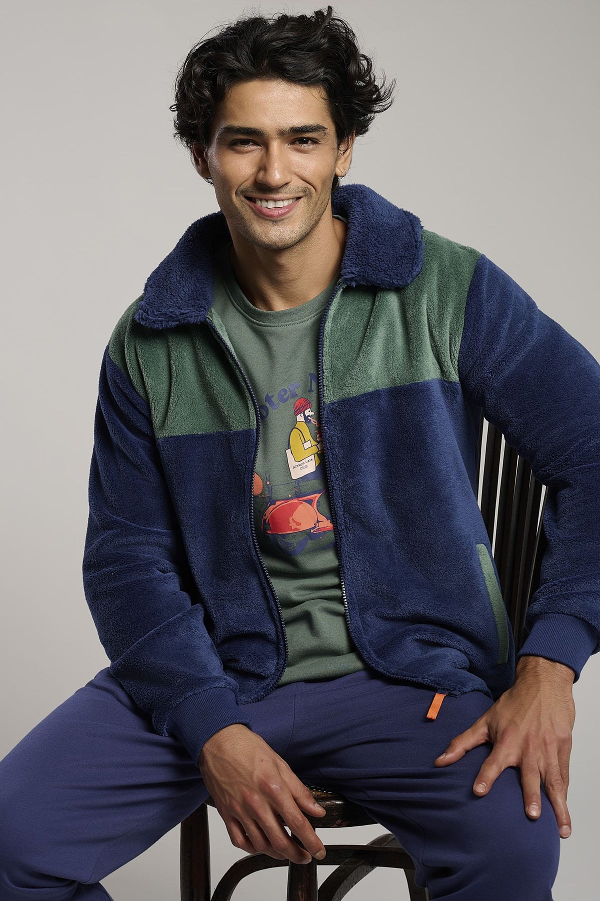 Men's short two-tone sherpa and coral fleece robe with zip fastening