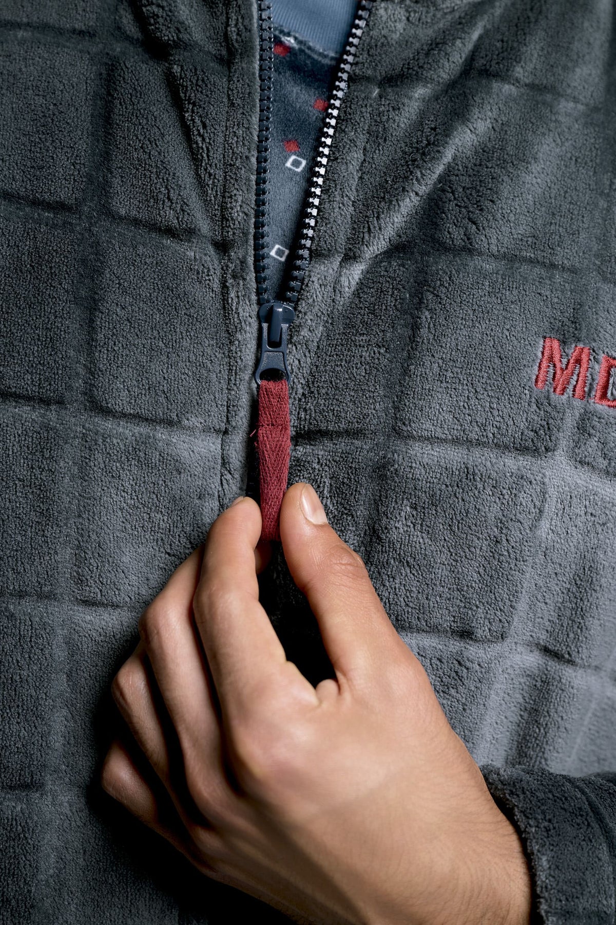 Men's short grey embossed-check coral fleece robe