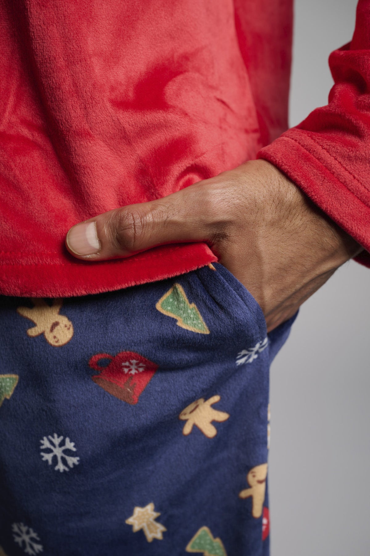 Men's long velvet Christmas gingerbread-print pyjamas