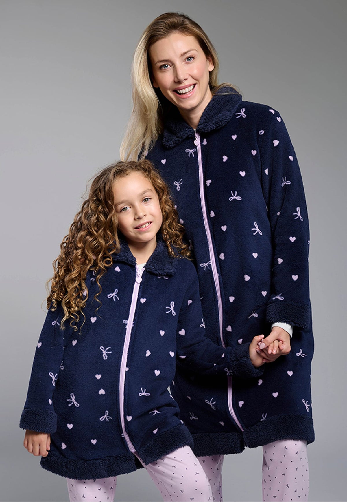Girls' bow-and-heart print sherpa fleece robe with zip fastening