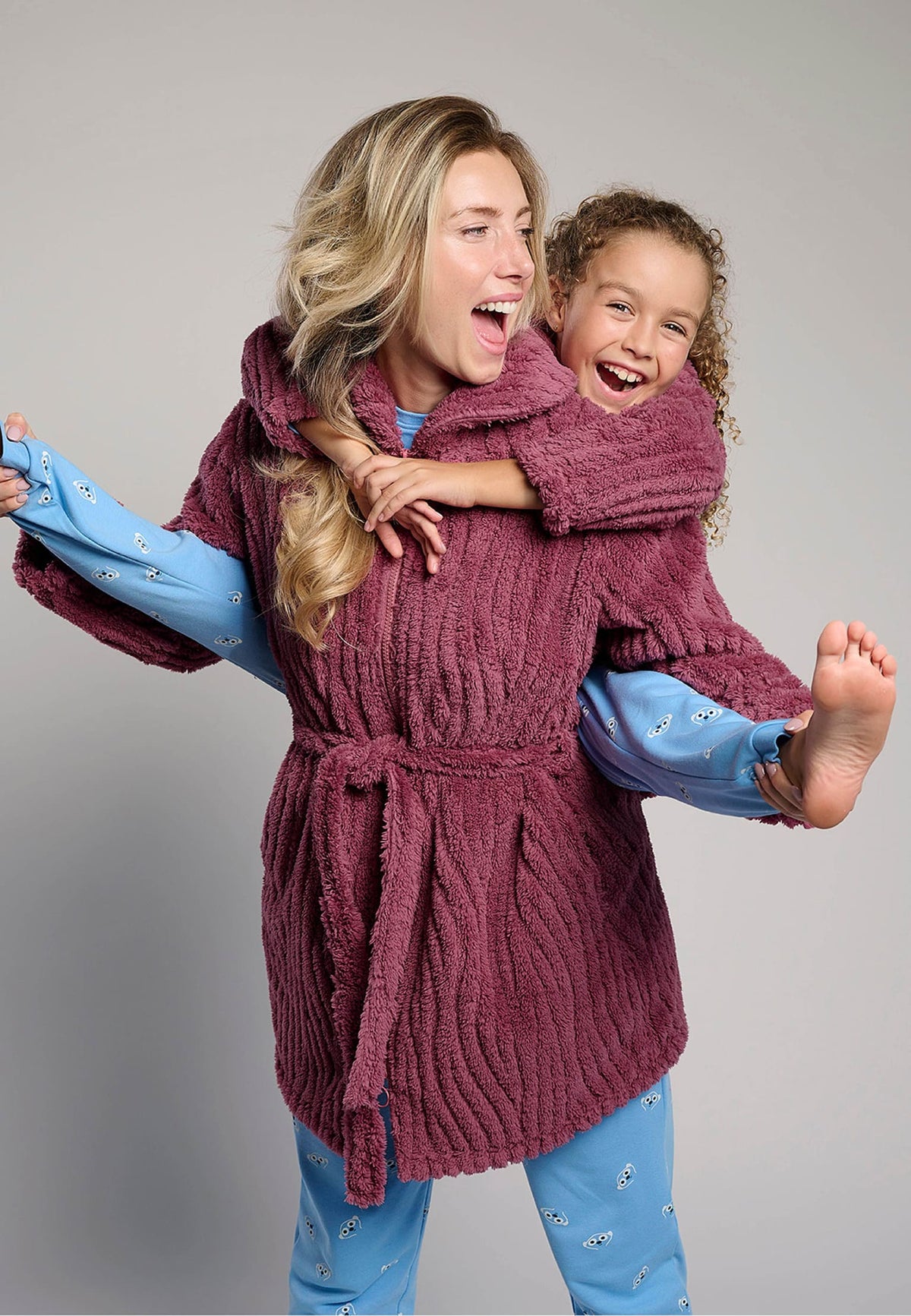Girls' pink textured coral fleece robe with collar