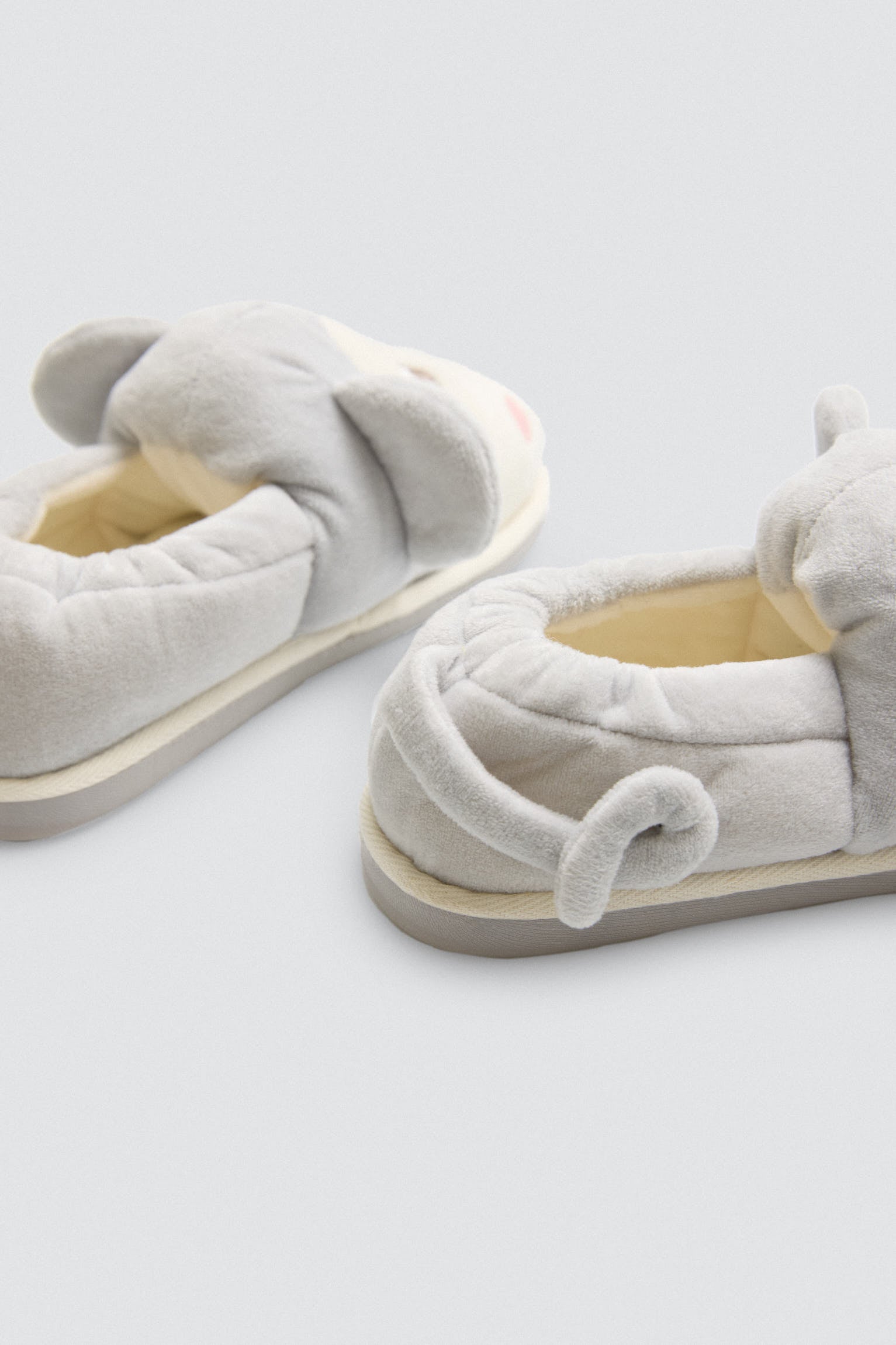 34038-4-zapatillas-de-casa-infantiles-mono-y-orejas-3d