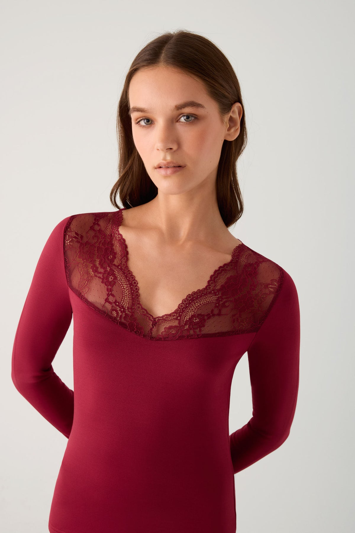 THERMAL Women's long-sleeved V-neck T-shirt with burgundy lace