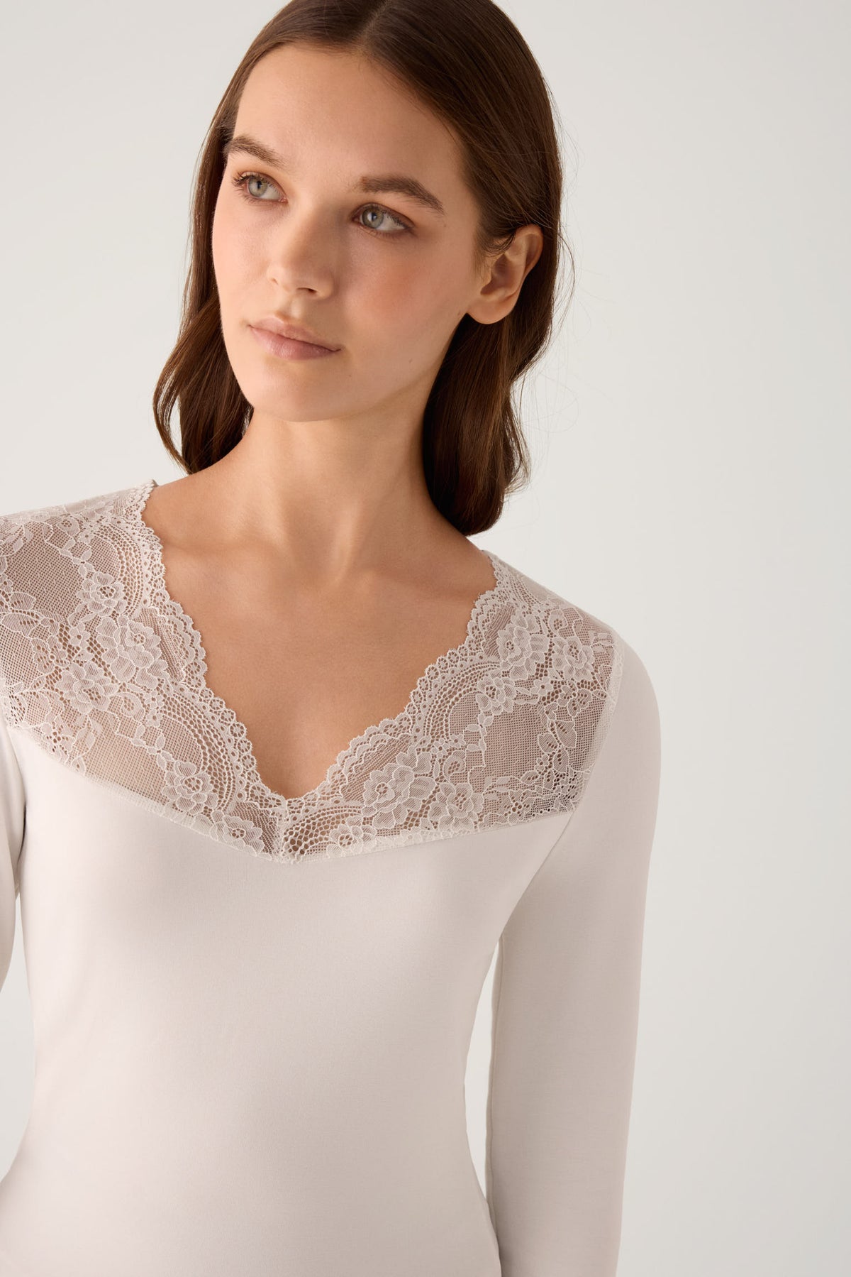 THERMAL Women's long-sleeved V-neck T-shirt with ivory lace