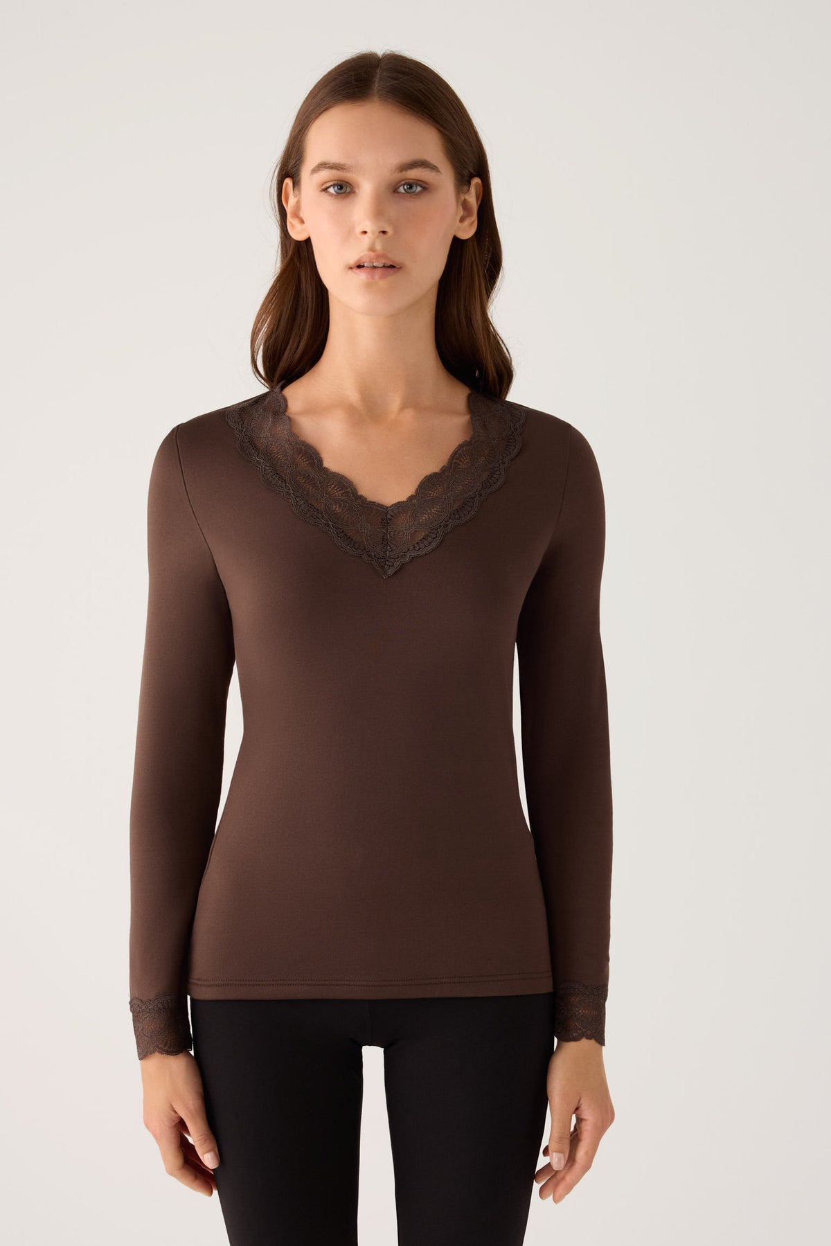 THERMAL Women's long-sleeved T-shirt with lace detailing at the neckline and cuffs, brown