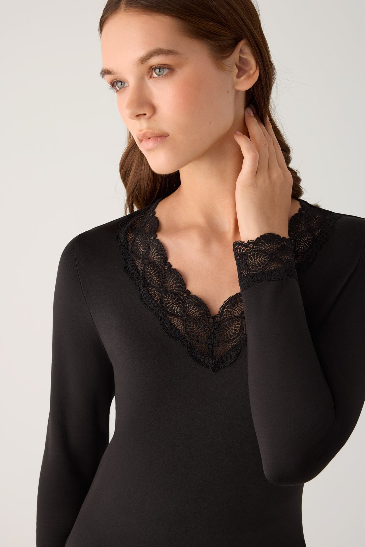 THERMAL Women's long-sleeved T-shirt with lace neckline and cuffs, black