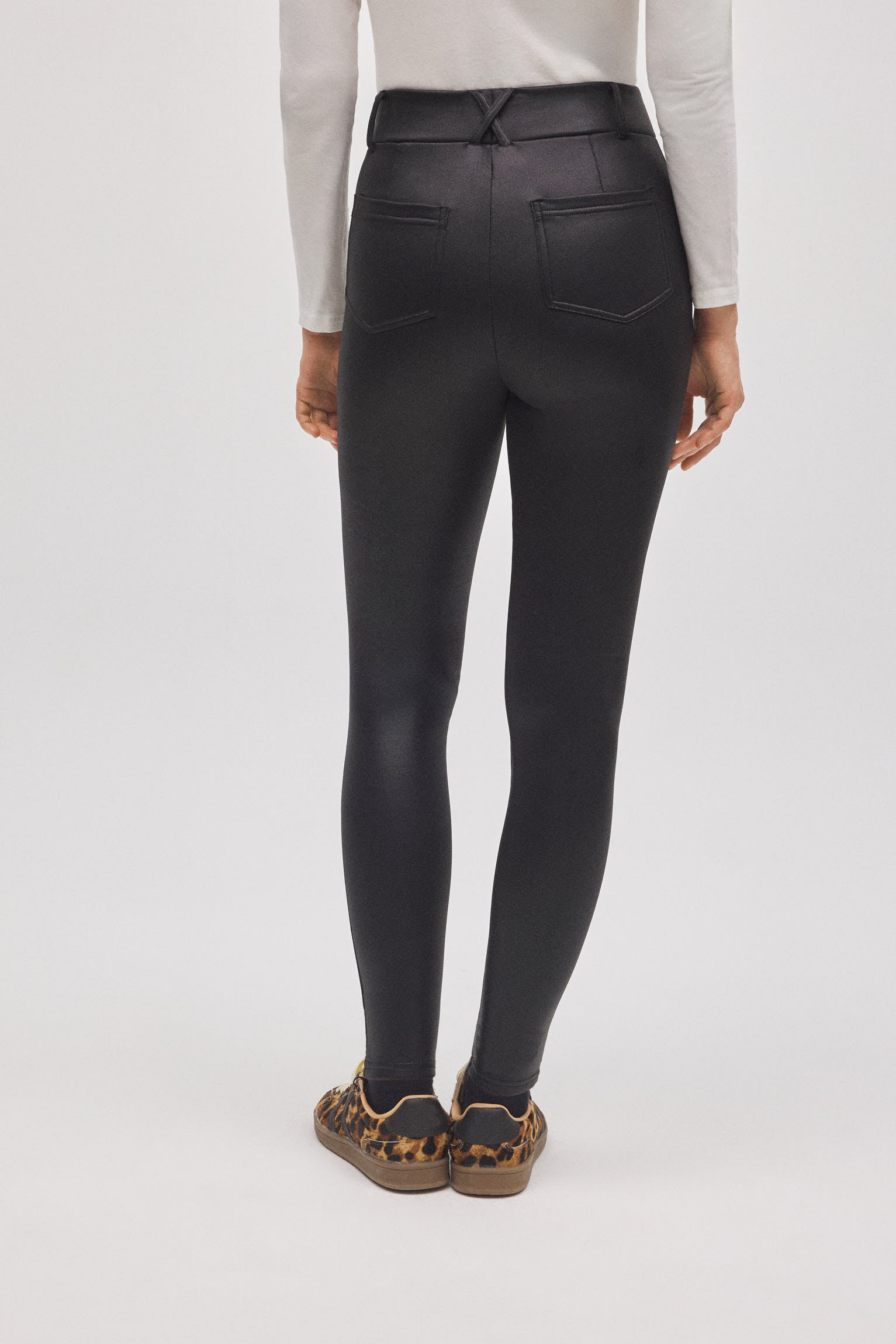 70442-3-pantalon-termico-elastico-efecto-piel-skinny-negro-ysabel-mora