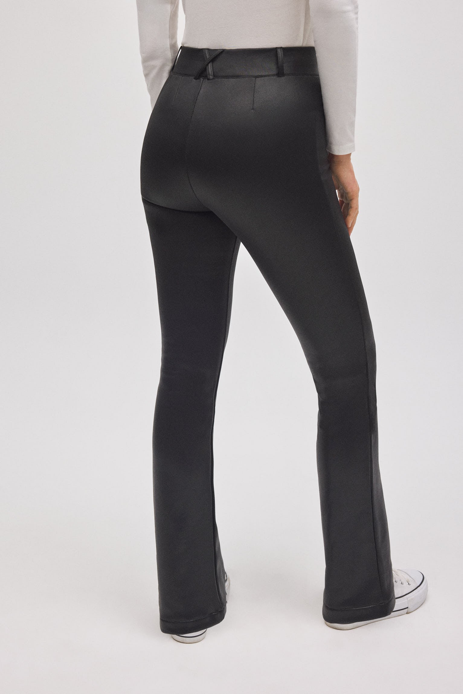 70443-3-pantalon-termico-elastico-efecto-piel-flare-negro-ysabel-mora