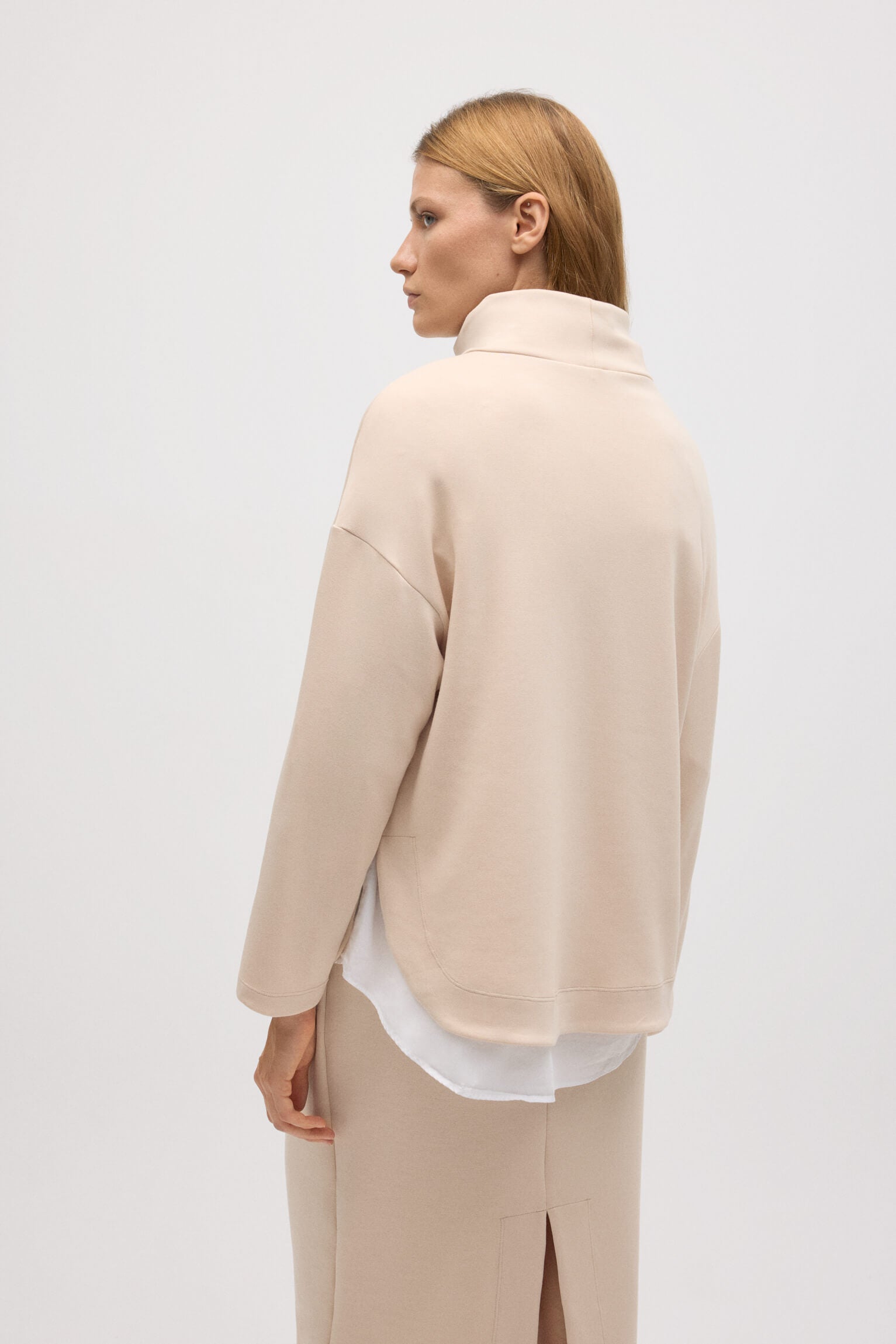 70674-3-sudadera-con-cuello-fluida-marfil